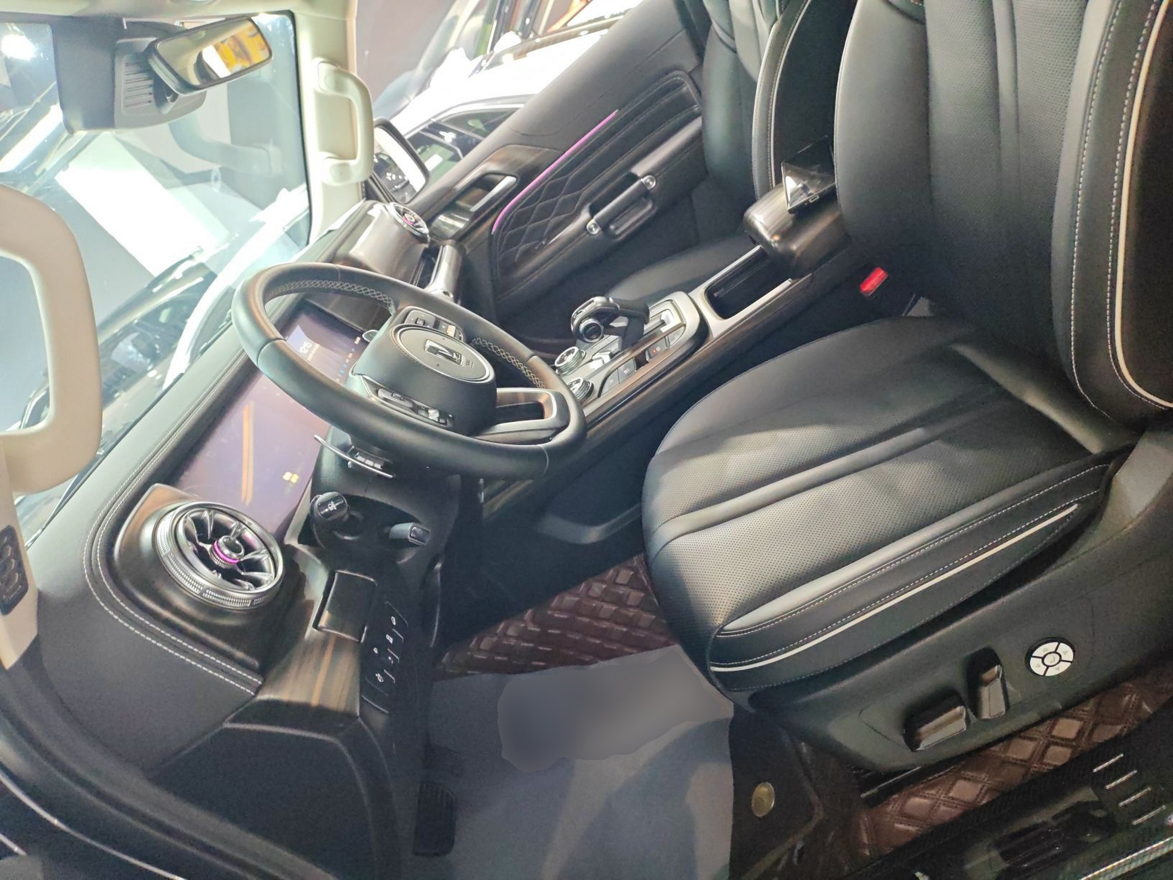 المقاعد الأمامية داخل السيارة