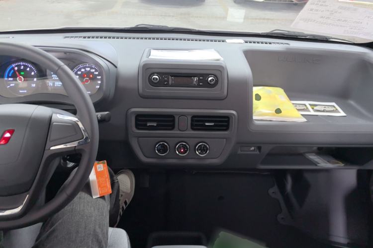 Used Wuling Yangguang 2024 300KM Comfort Version Passenger Van 75kW
