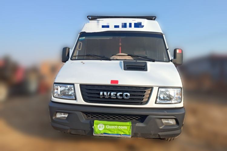Used Iveco Daily 2020 2.5T A35 Passenger Van Single-Tire Mid-Roof Design 5-9 Seats with Sliding Side Door Meeting China V Emission Standards
