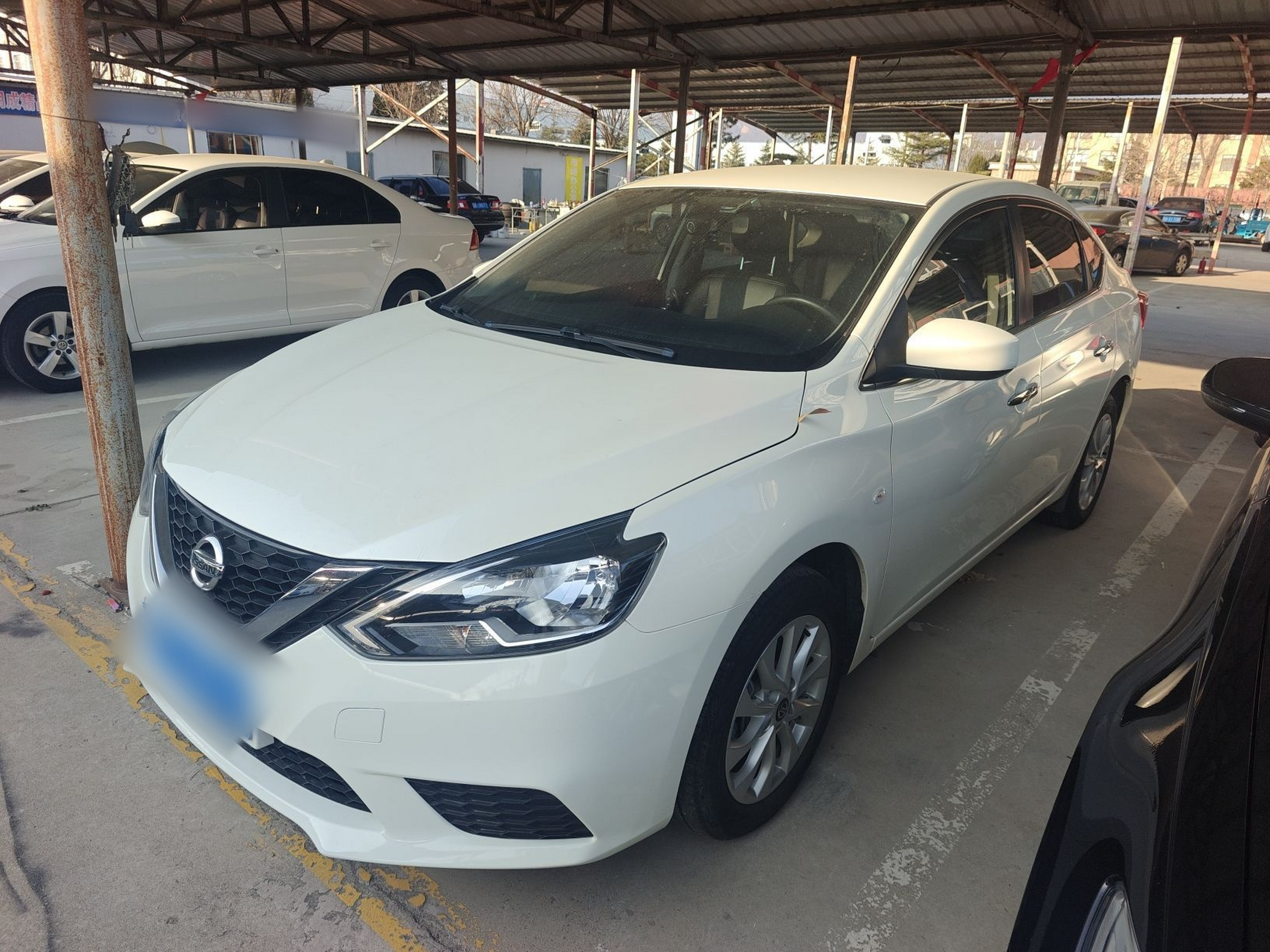 تحت مقدمة السيارة