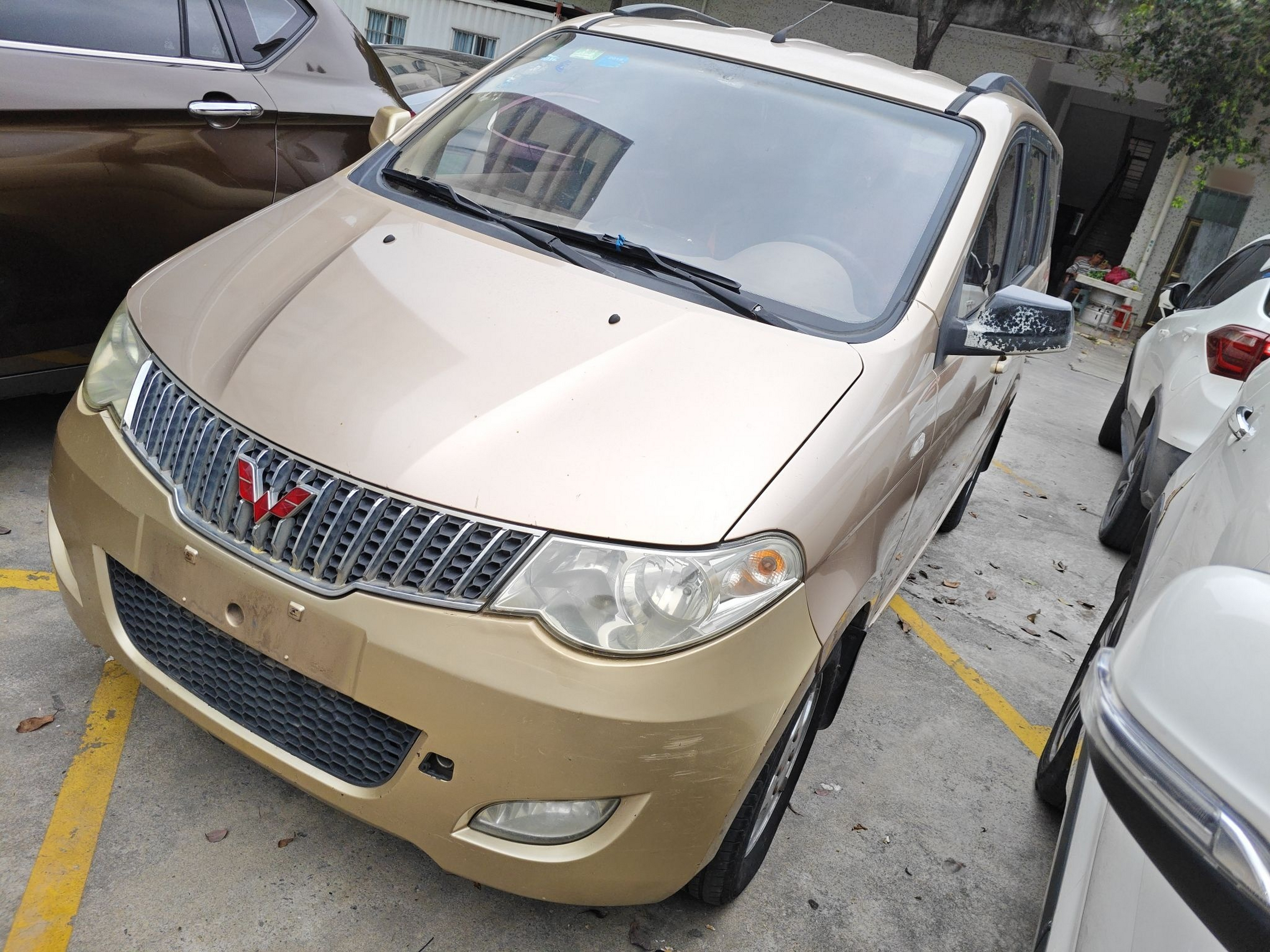 Под передней частью автомобиля