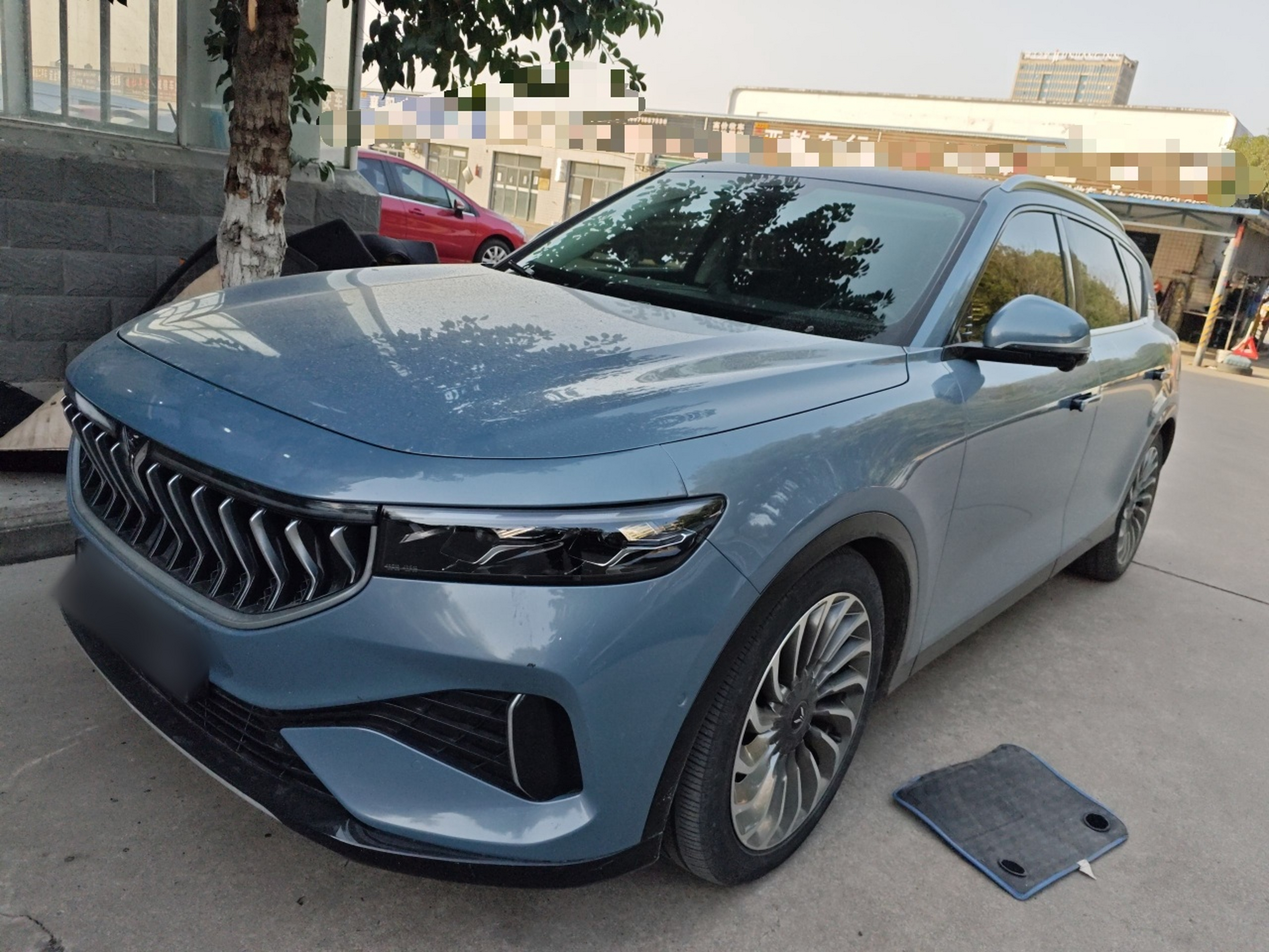 Под передней частью автомобиля