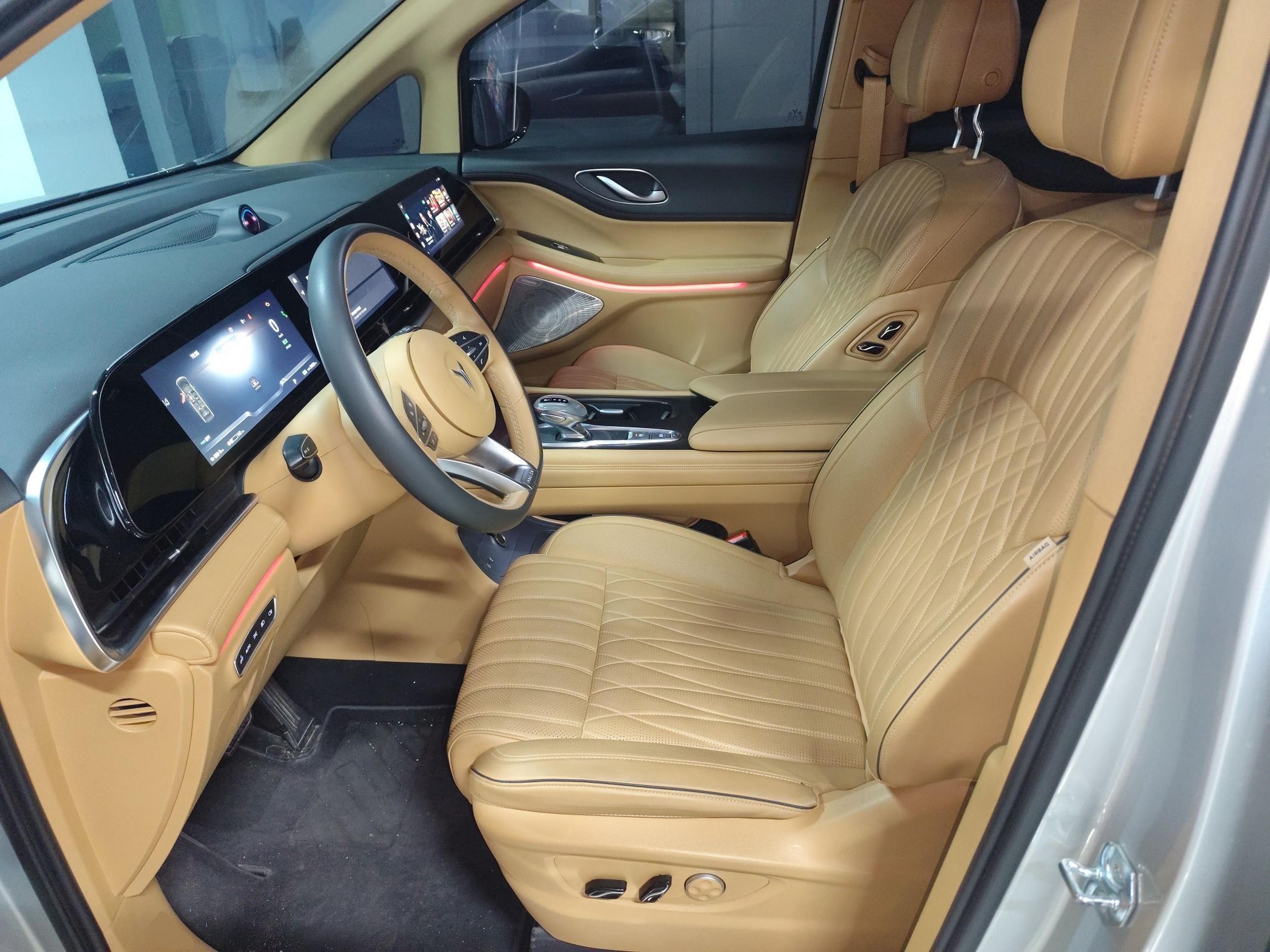 Переднее сиденье в автомобиле