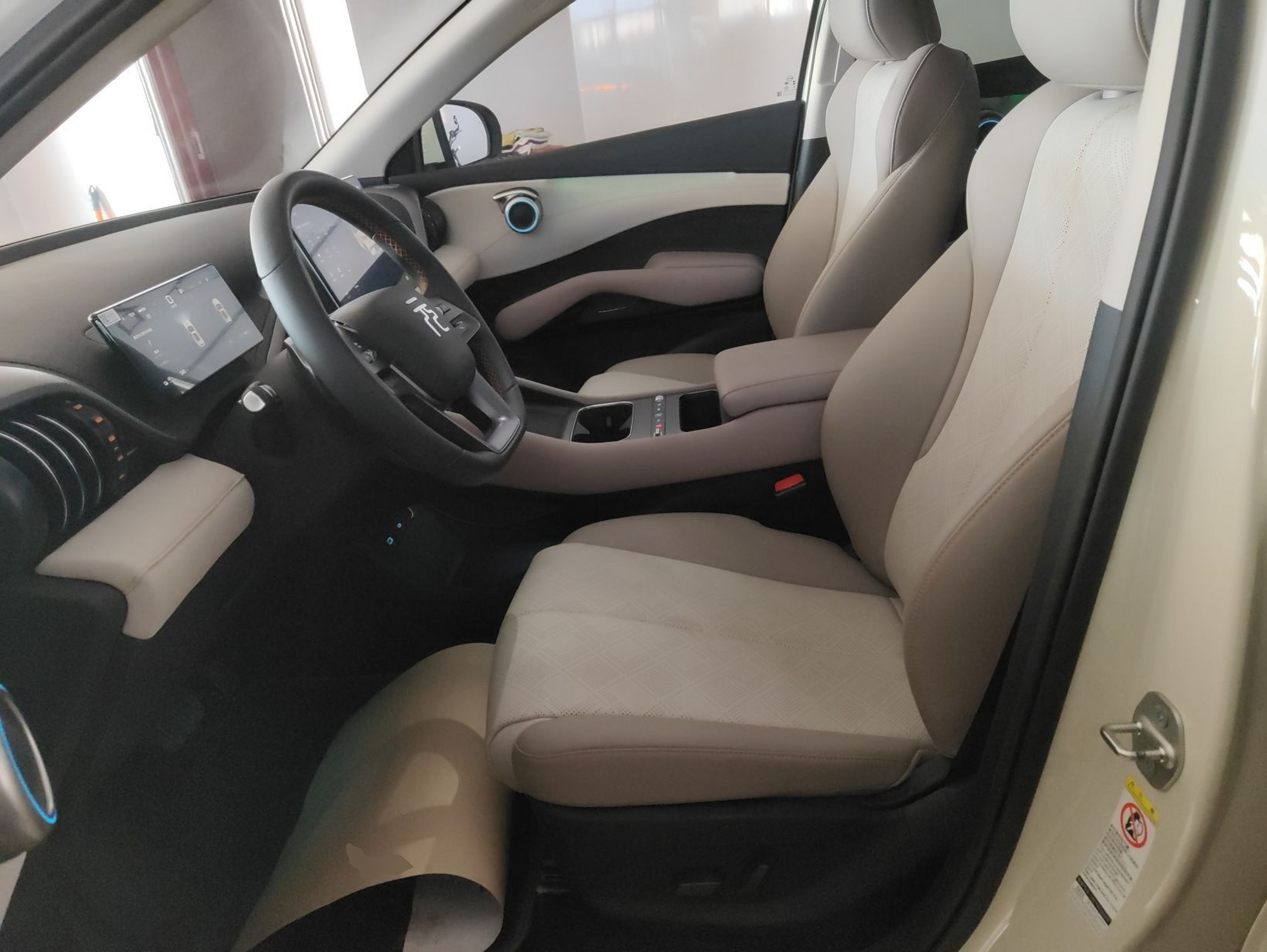 المقاعد الأمامية داخل السيارة