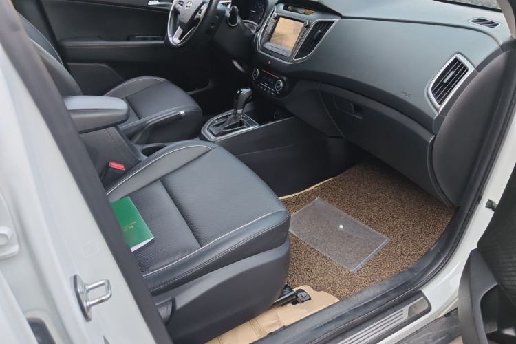 Used Hyundai ix25 2015 1.6L Automatic Two-Wheel-Drive Deluxe DLX Model
