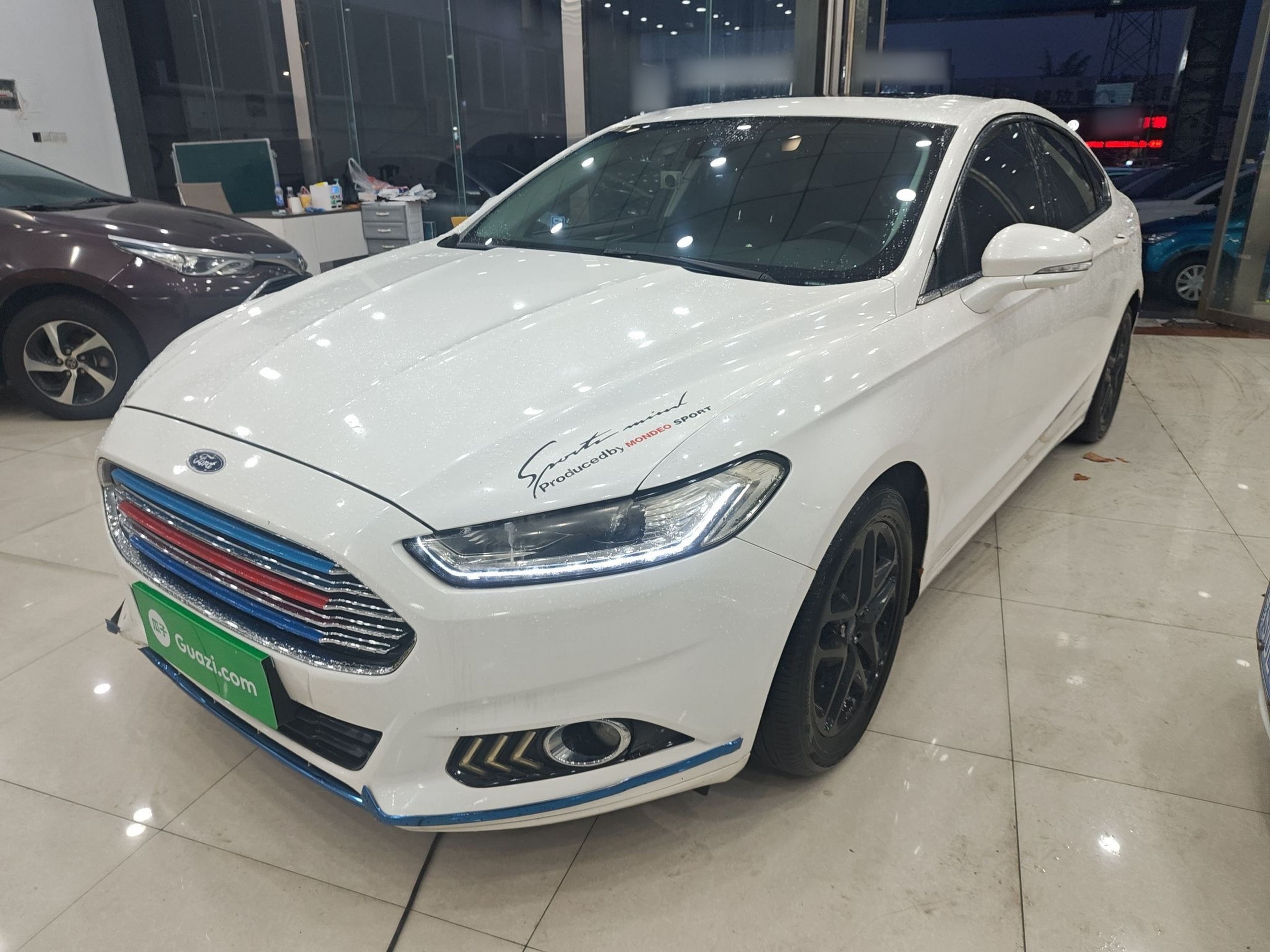 تحت مقدمة السيارة