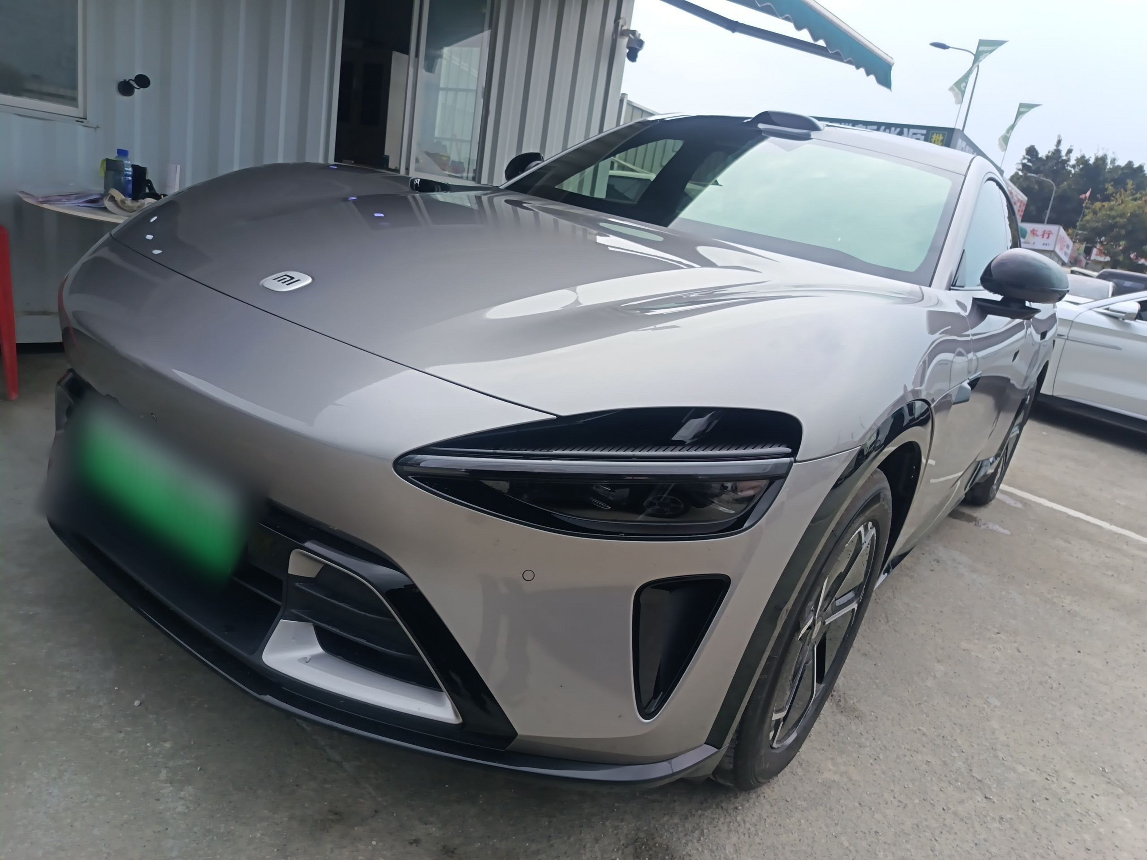 تحت مقدمة السيارة