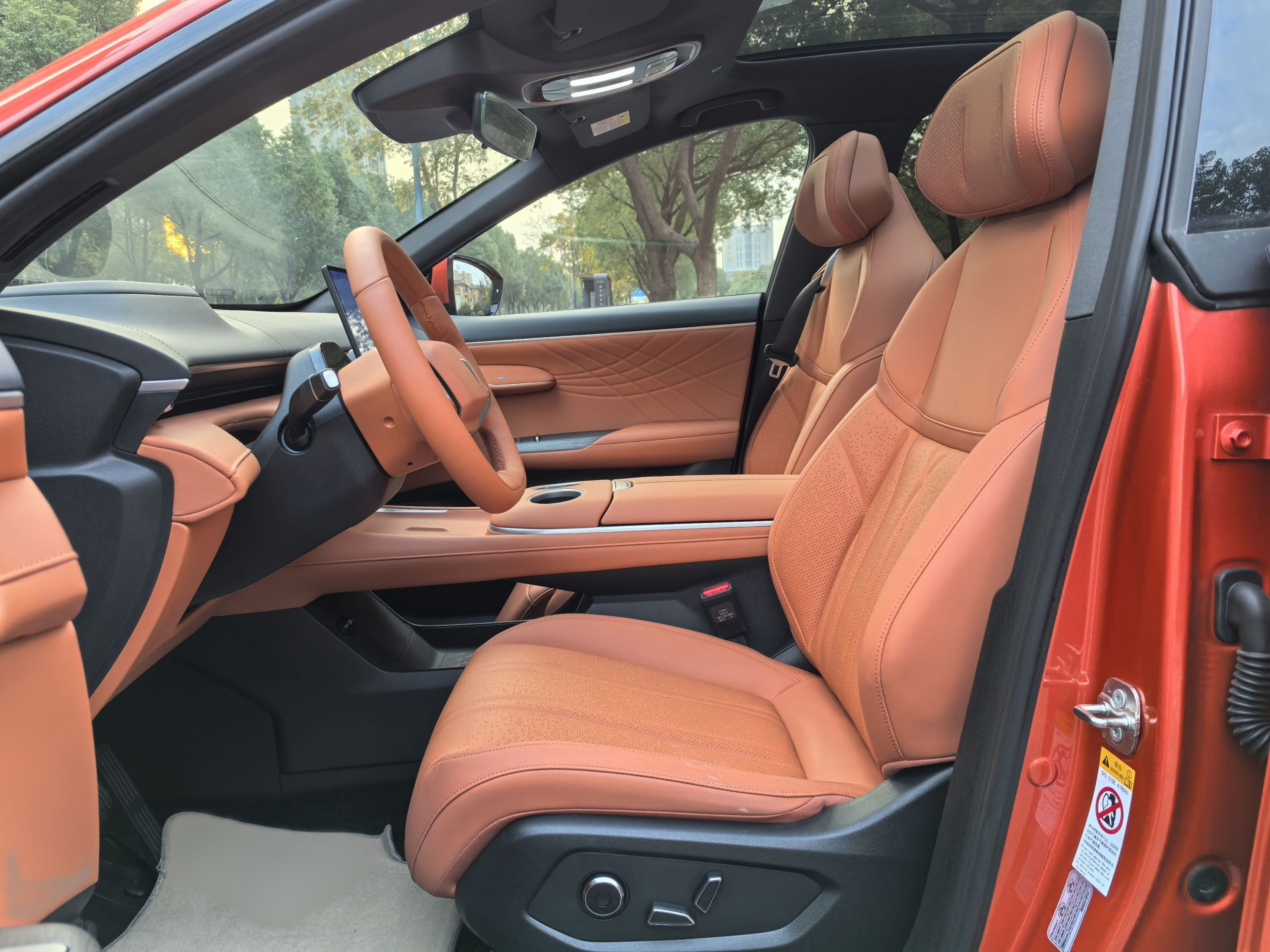 المقاعد الأمامية داخل السيارة