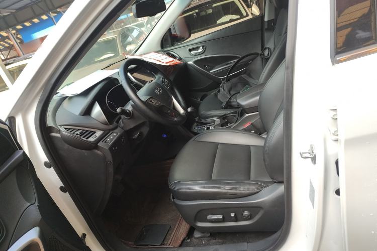 Used Hyundai Santa Fe 2013 2.4L Automatic 4x4 Smart Version
