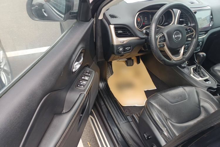 Used  Cherokee 2016 2.4L Professional Edition
