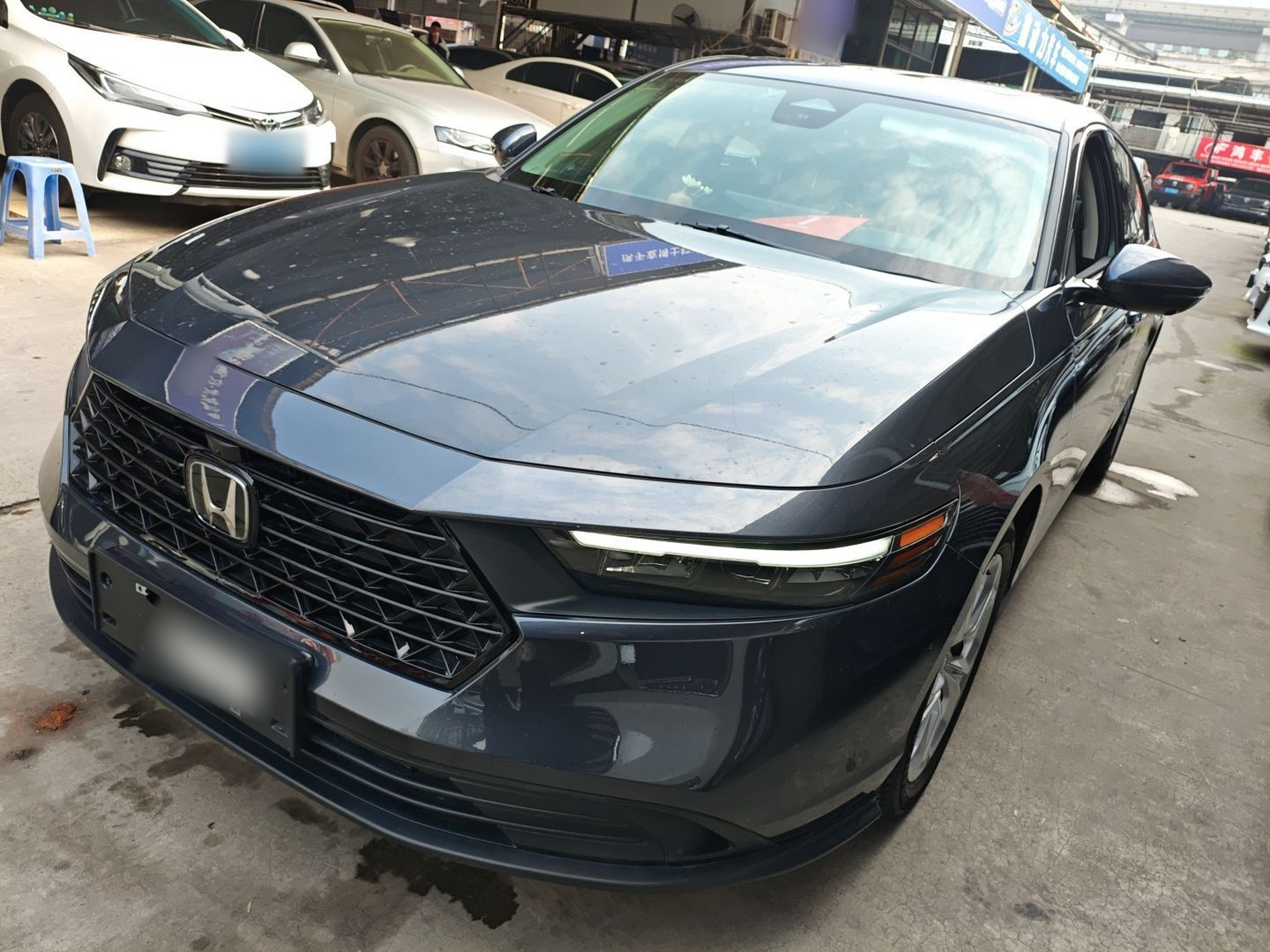 تحت مقدمة السيارة