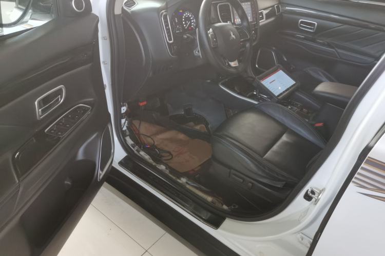 Used Mitsubishi Outlander 2019 2.4L 4x4 Zhi Xiang Edition 7 Seats China VI Standard
