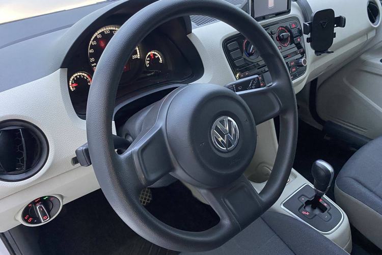 Used Volkswagen up! 2015 1.0L move up!
