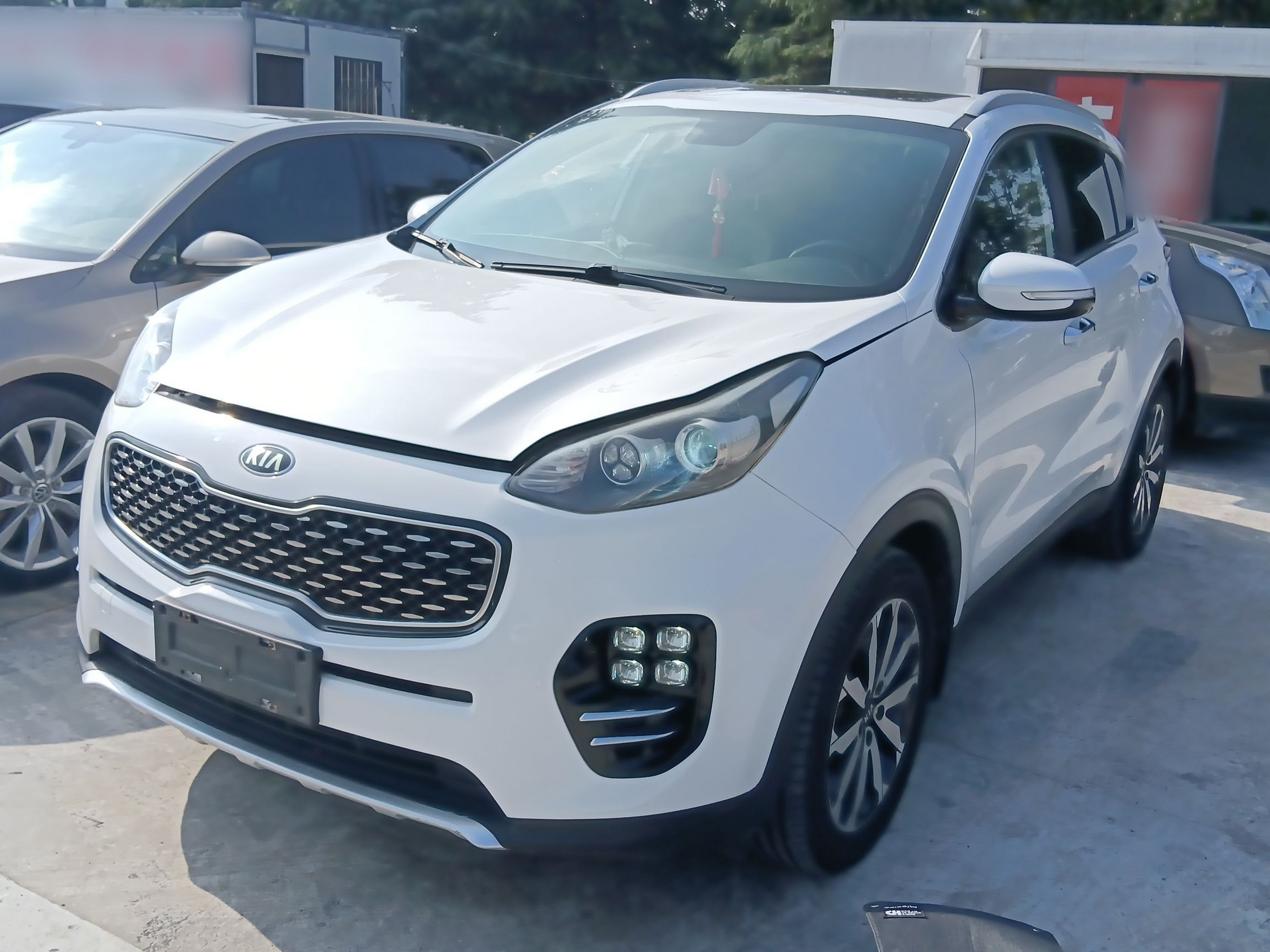 Под передней частью автомобиля