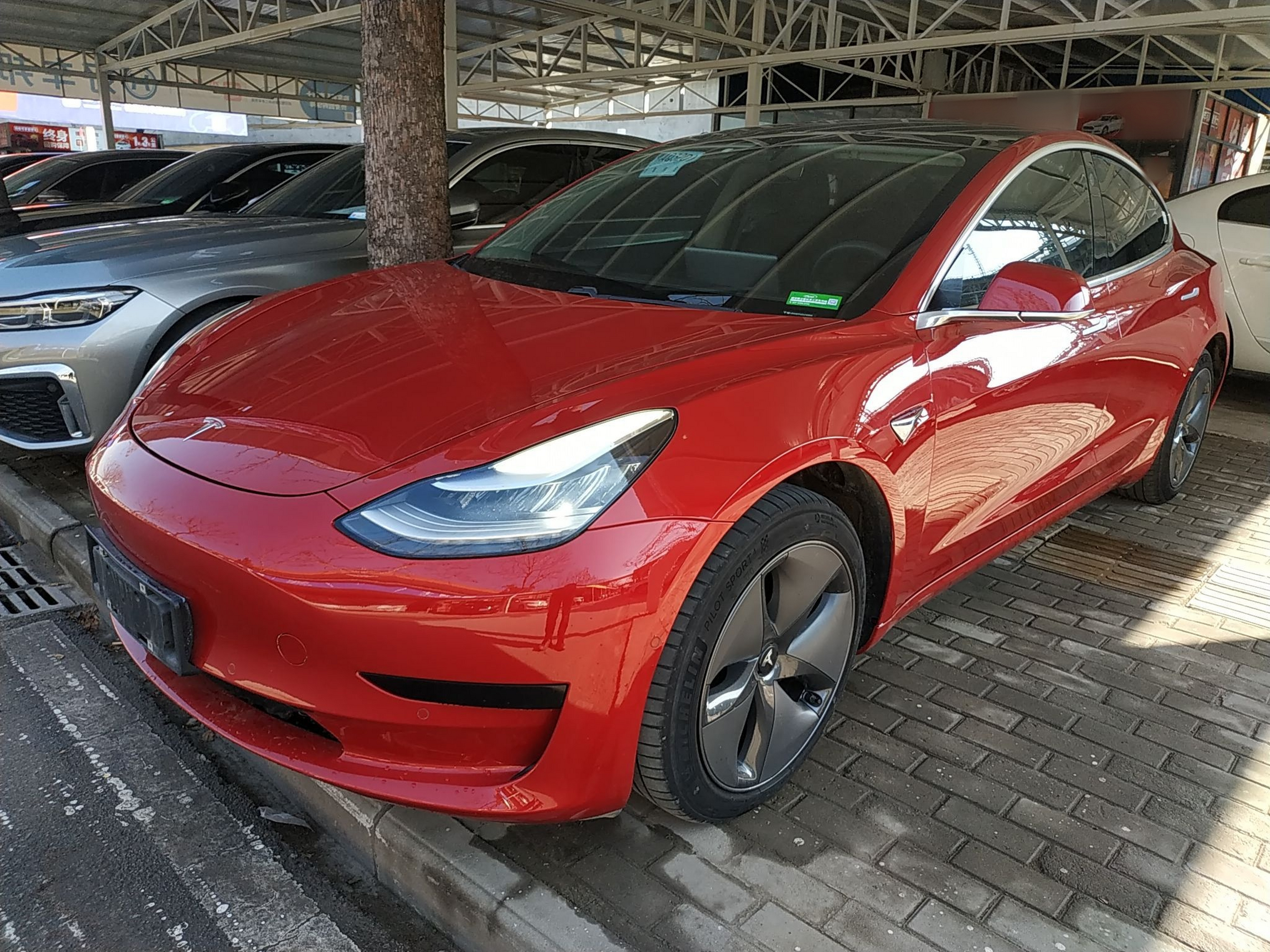 Под передней частью автомобиля