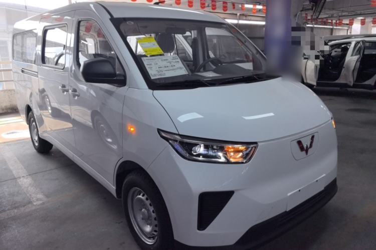 Used Wuling Yangguang 2024 300KM Comfort Version Passenger Van 75kW
