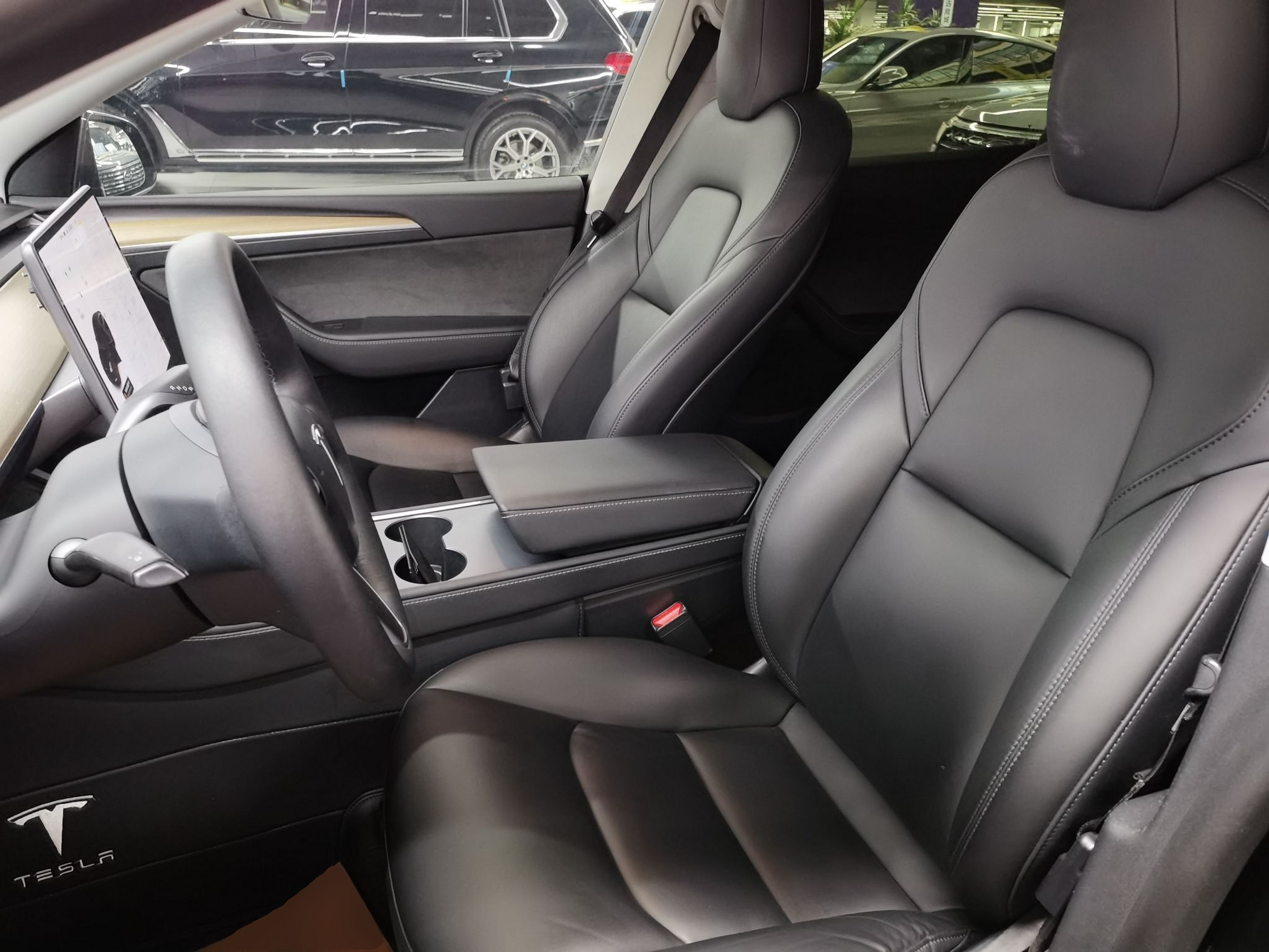 Переднее сиденье в автомобиле