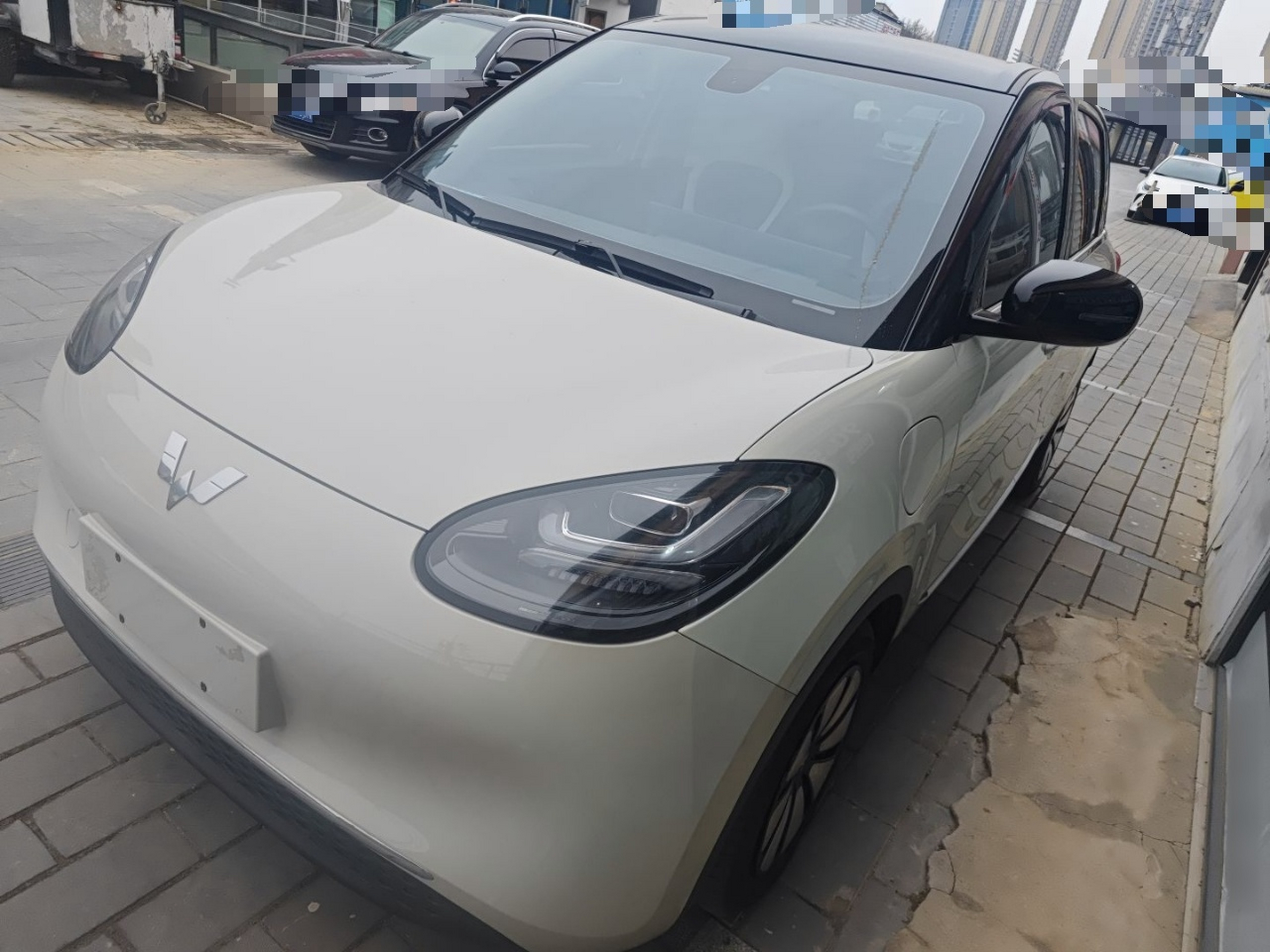 تحت مقدمة السيارة