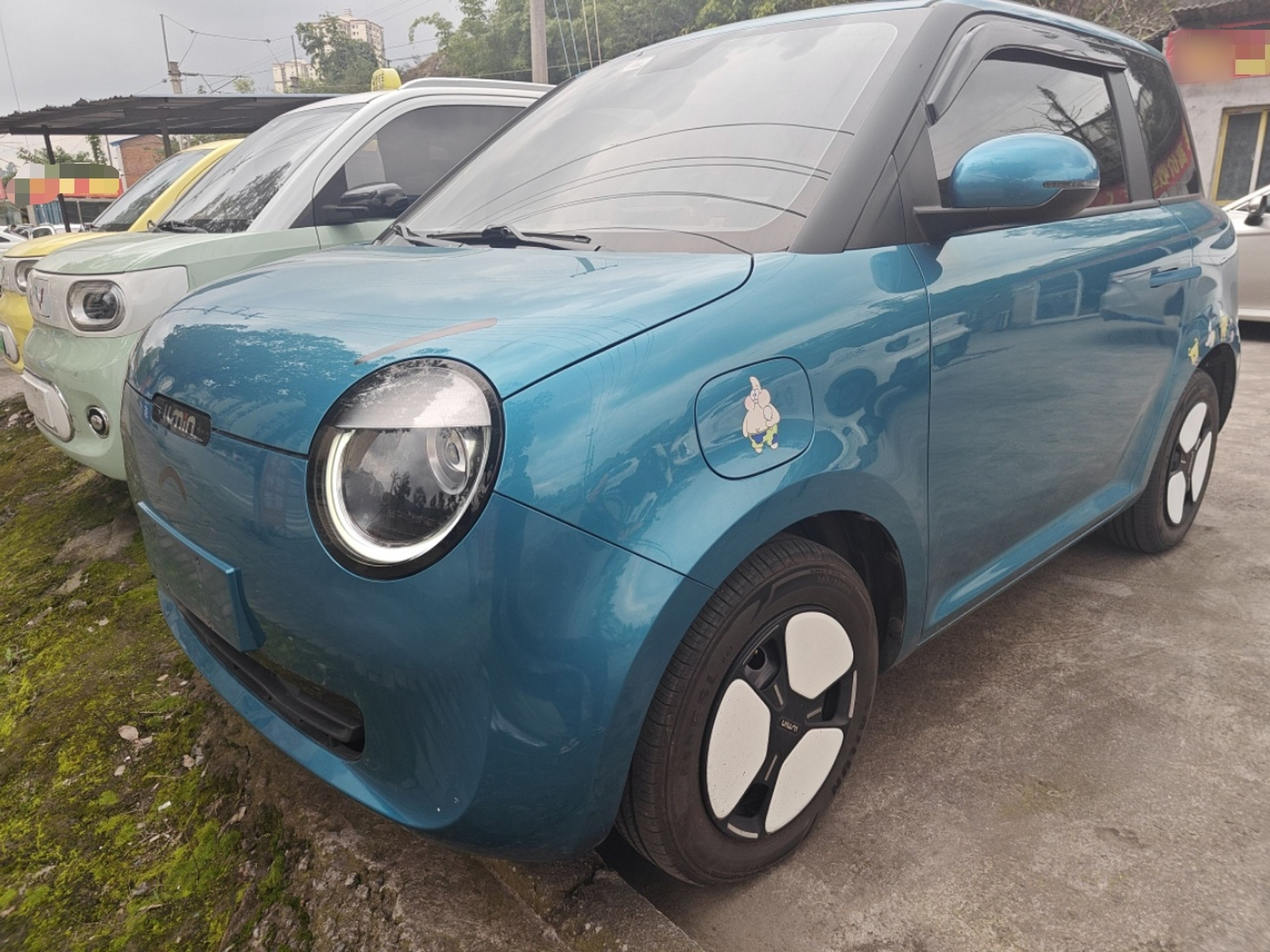 تحت مقدمة السيارة