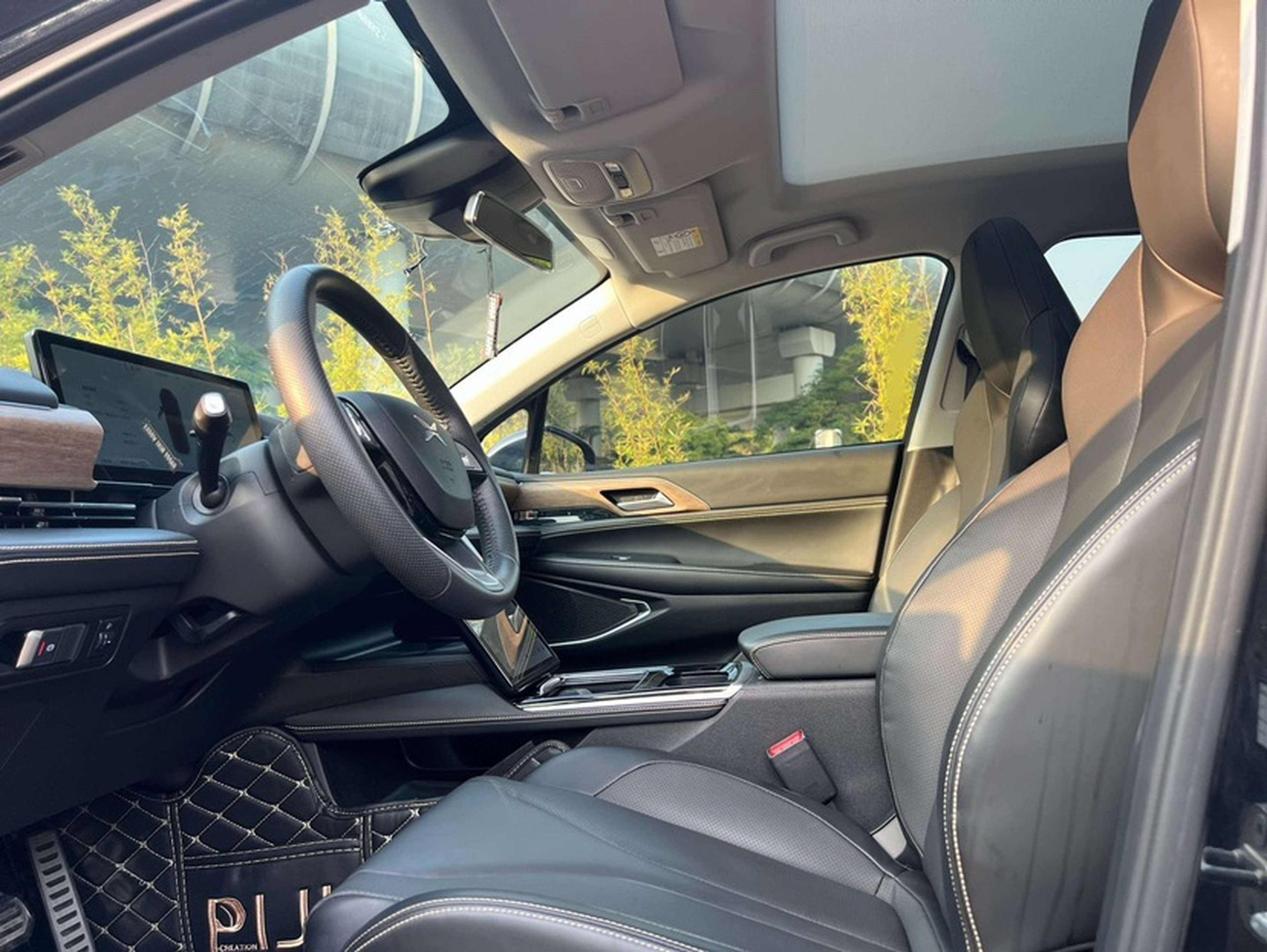 المقاعد الأمامية داخل السيارة