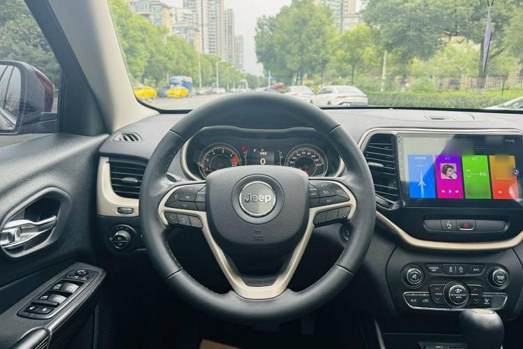 Used  Cherokee 2017 2.4L Leading Edition
