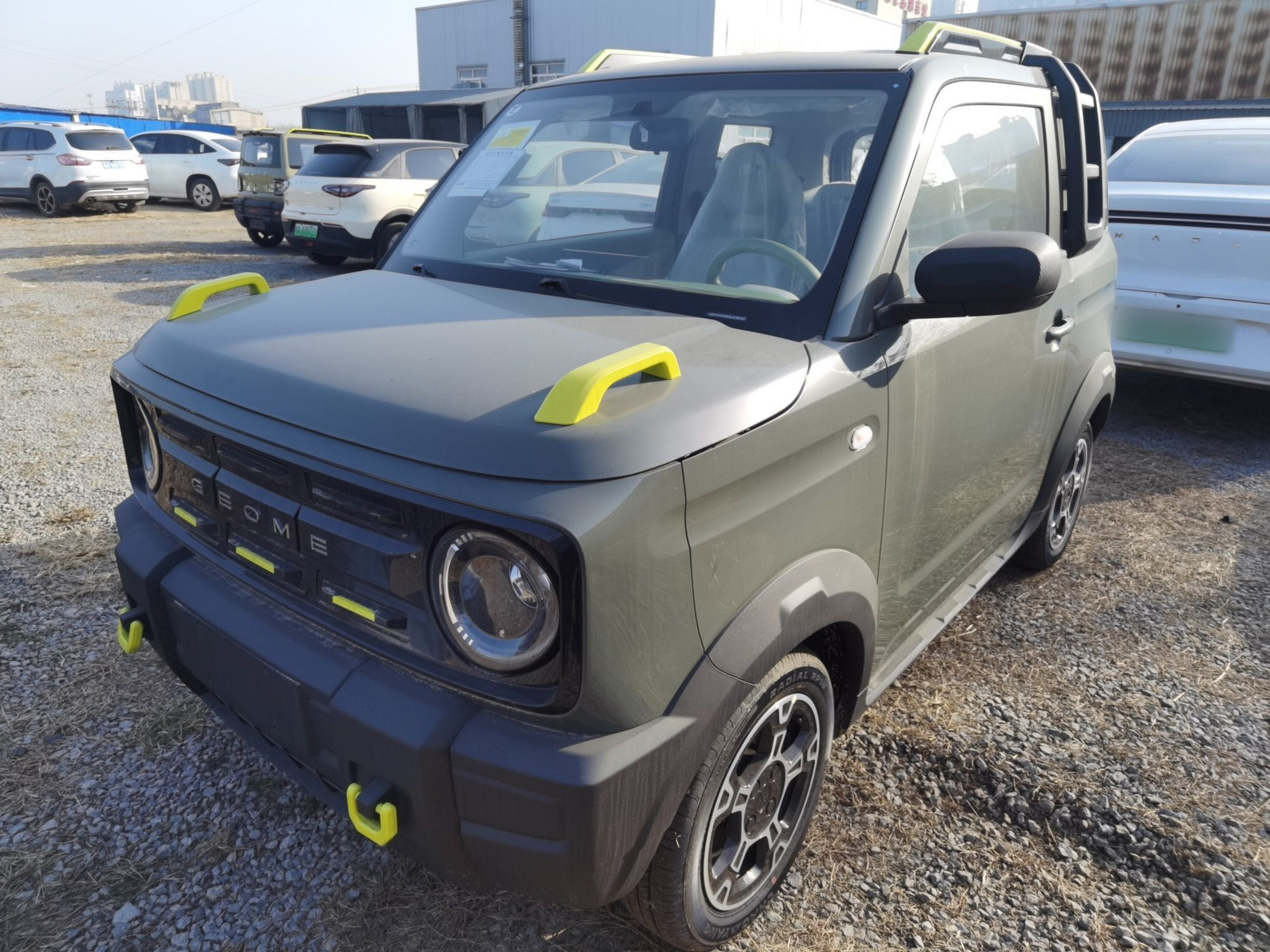 تحت مقدمة السيارة