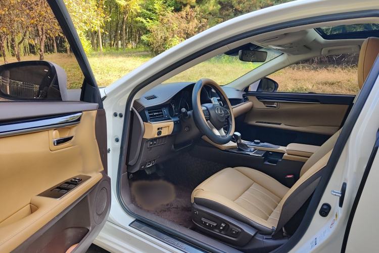 Used Lexus ES 2015 300h Comfort Edition
