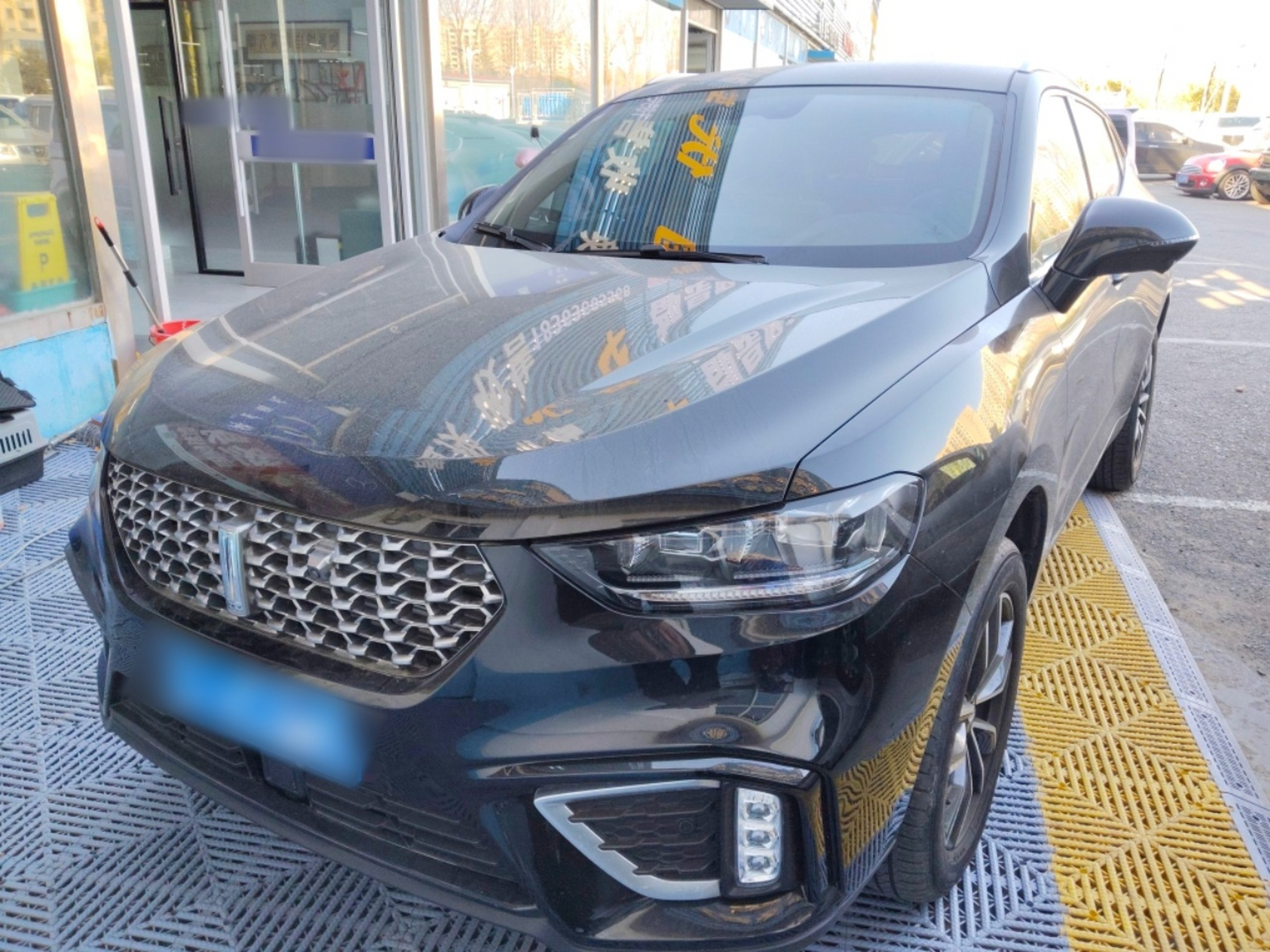 Под передней частью автомобиля