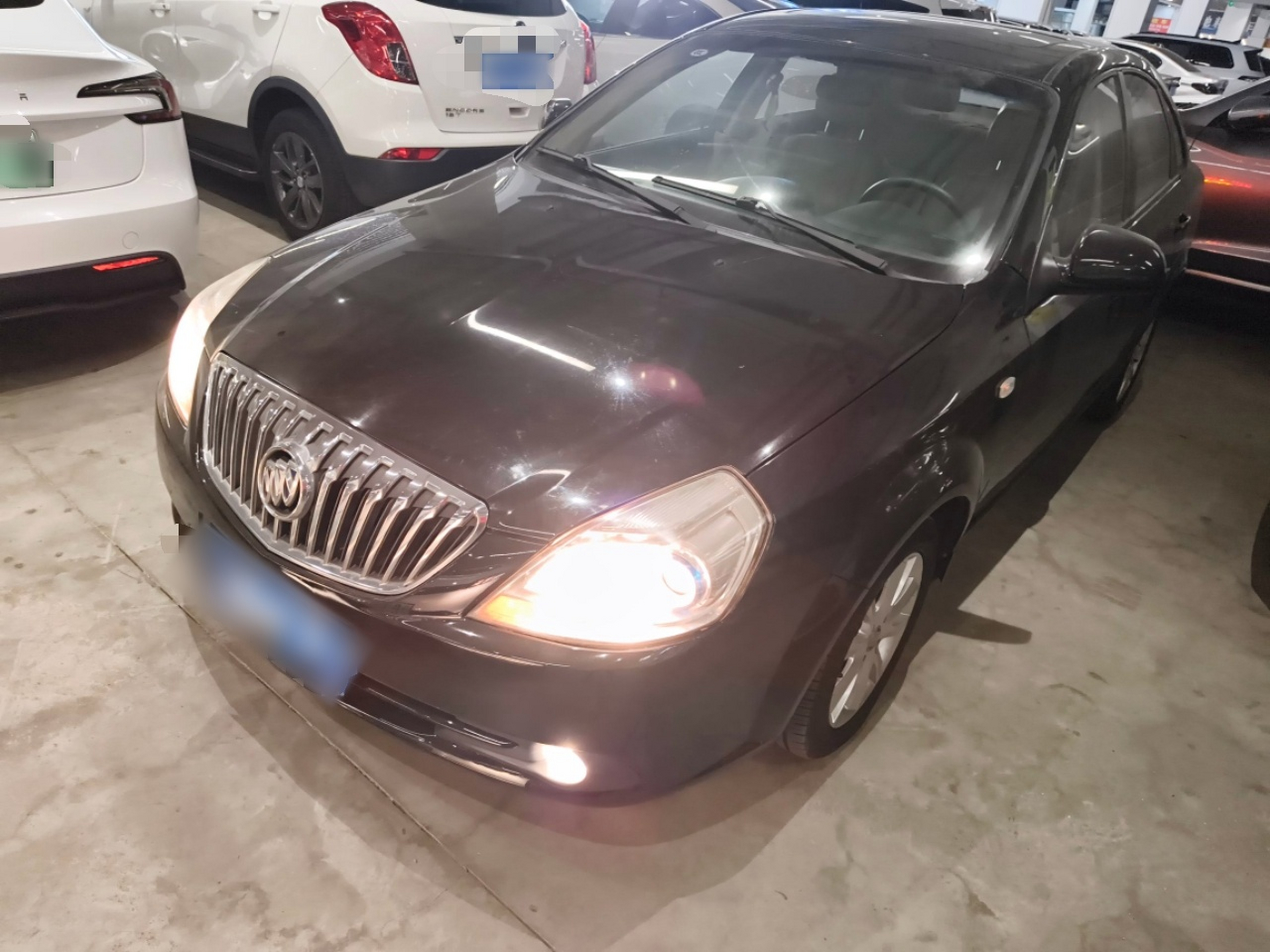 Под передней частью автомобиля