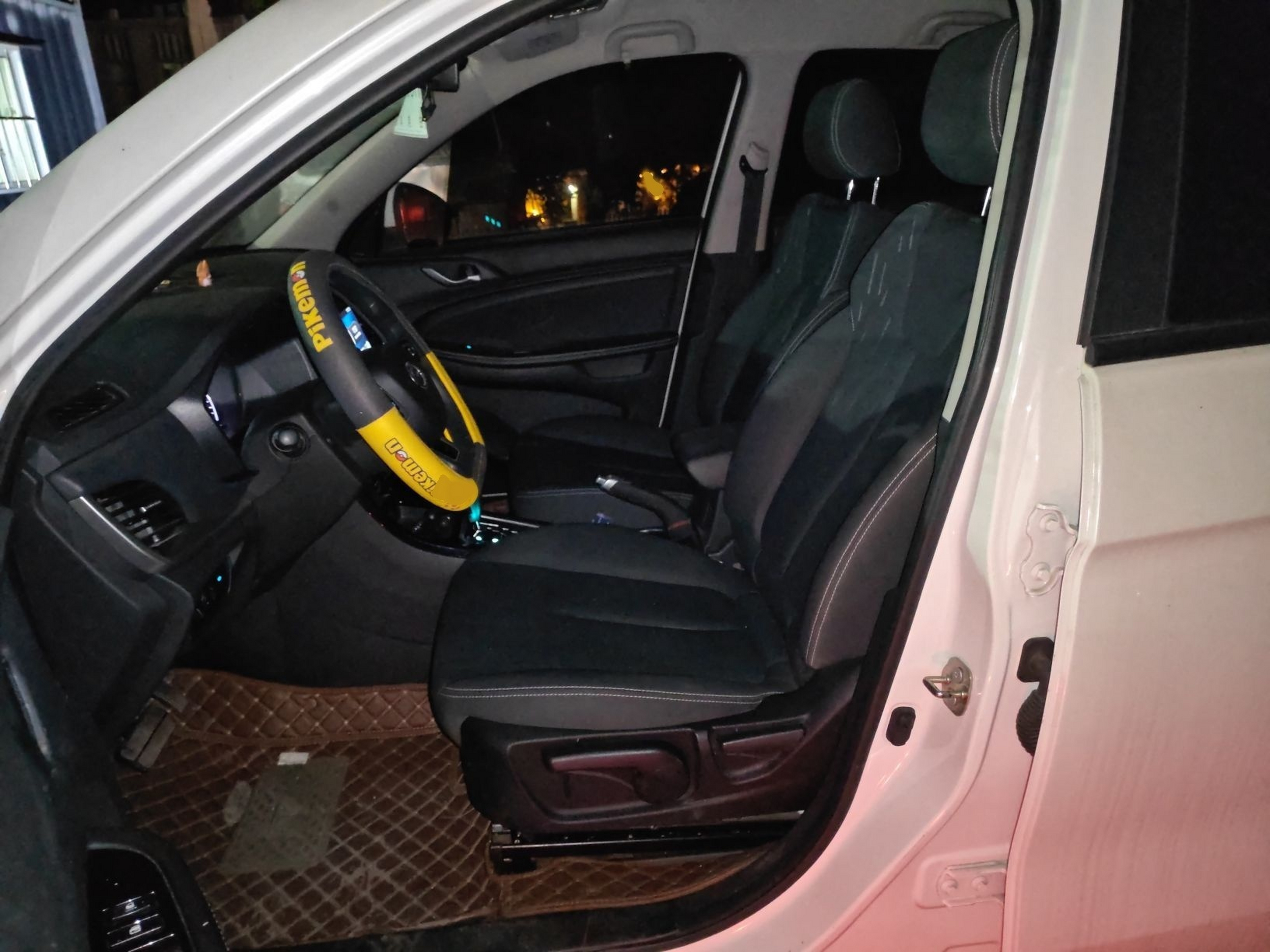 المقاعد الأمامية داخل السيارة