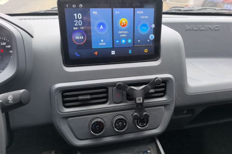 Used Wuling Yangguang 2024 300km Comfort-Grade Passenger Van 60kW
