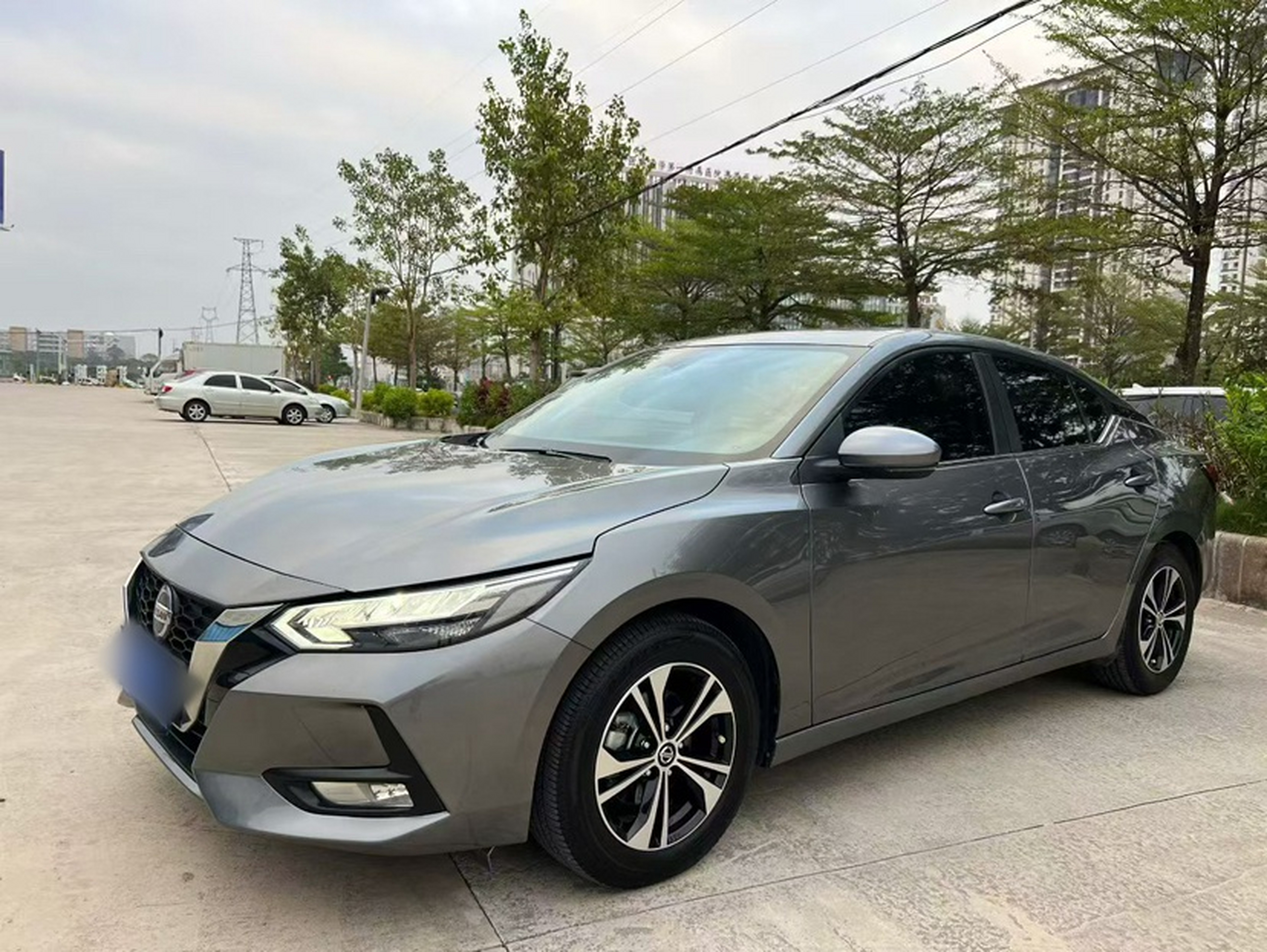 تحت مقدمة السيارة