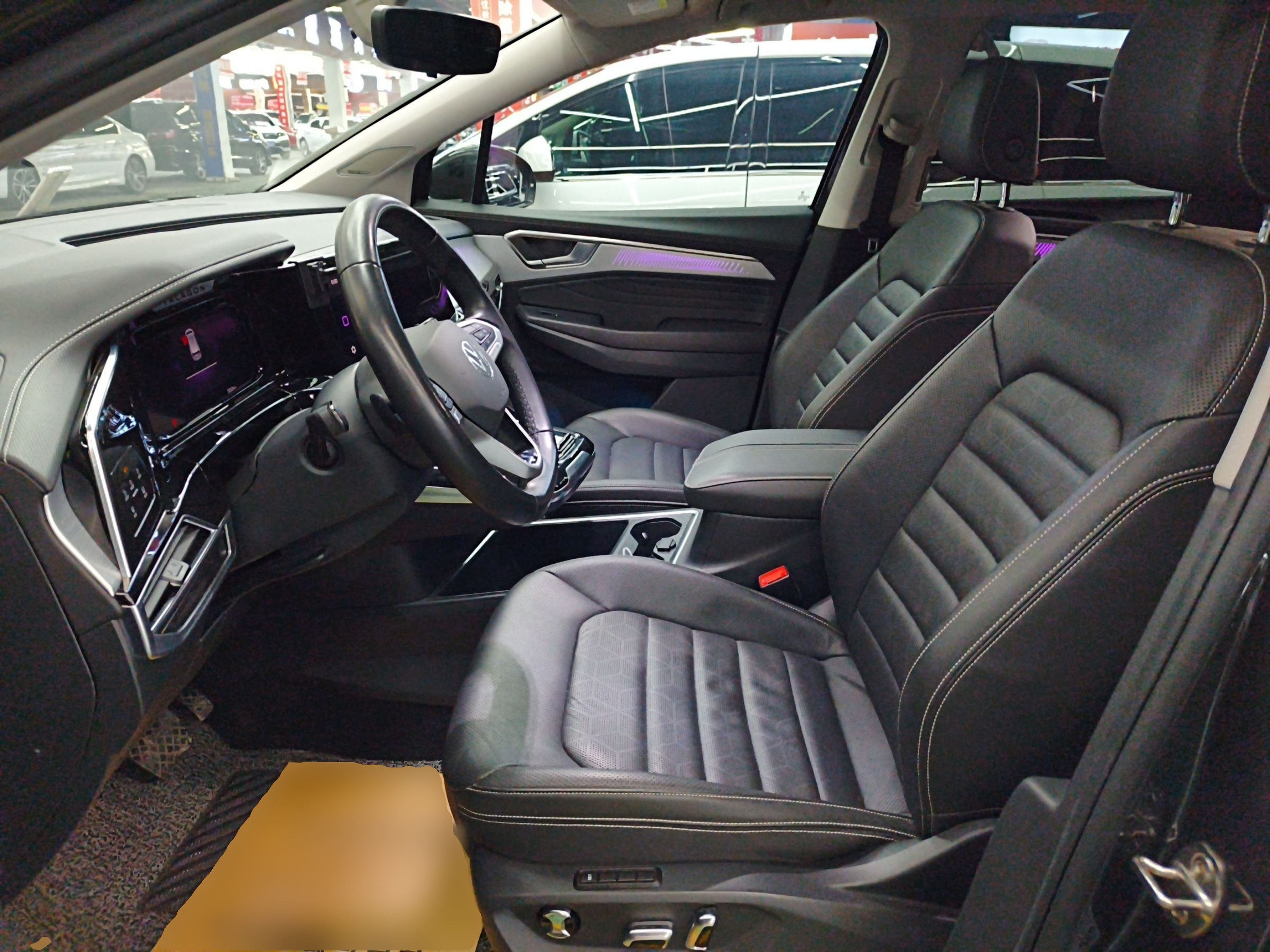 المقاعد الأمامية داخل السيارة