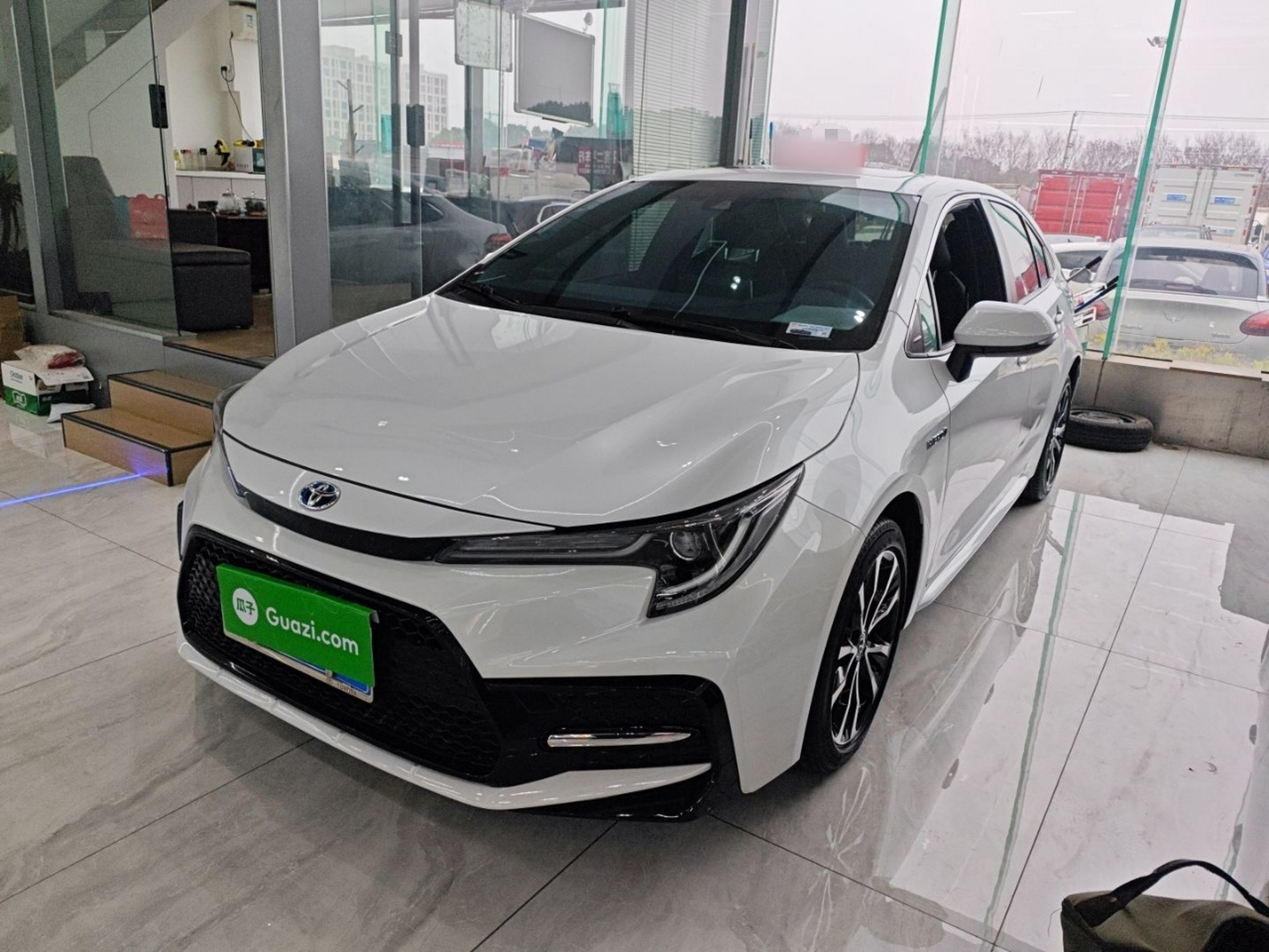 تحت مقدمة السيارة