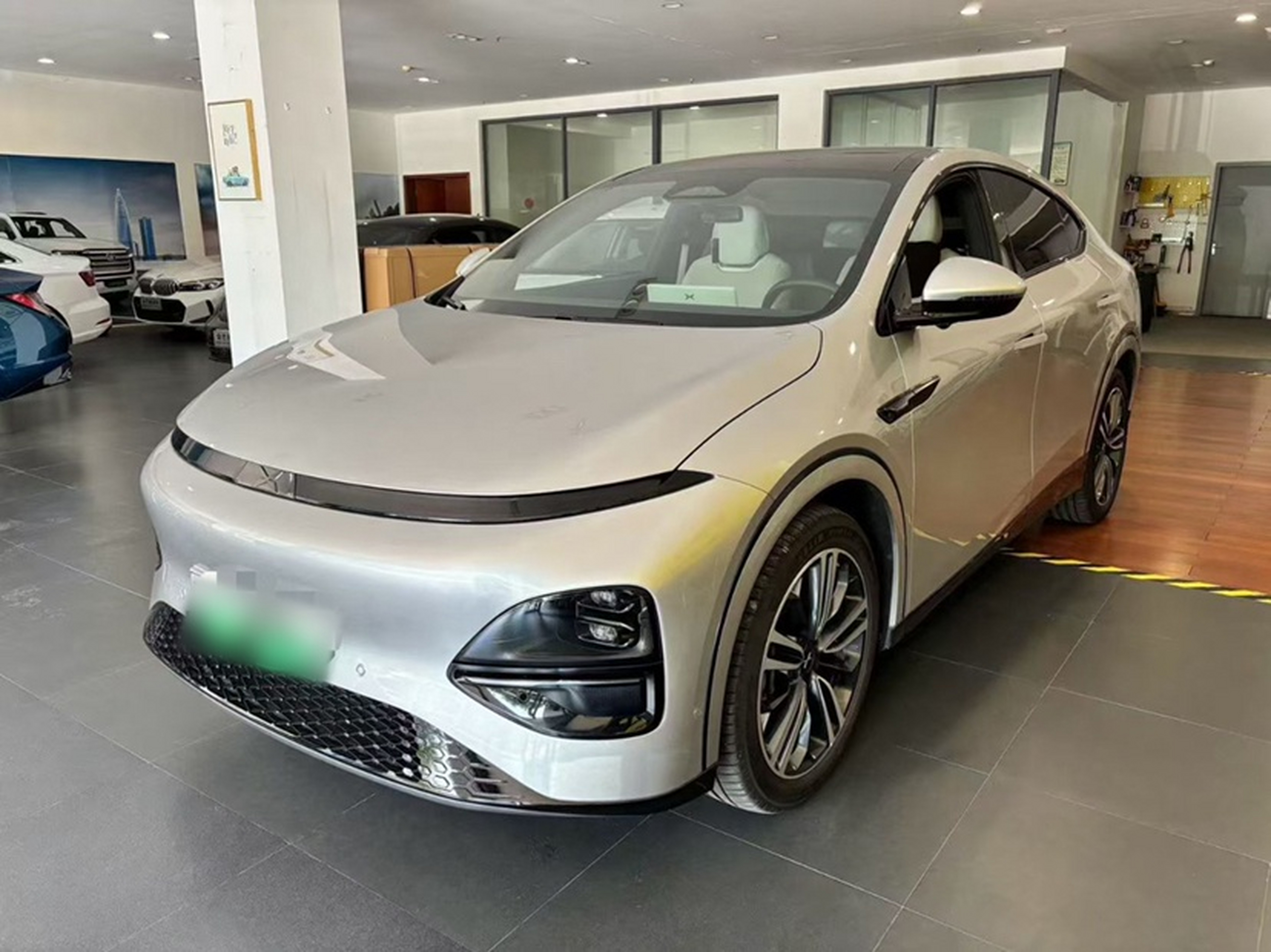 تحت مقدمة السيارة