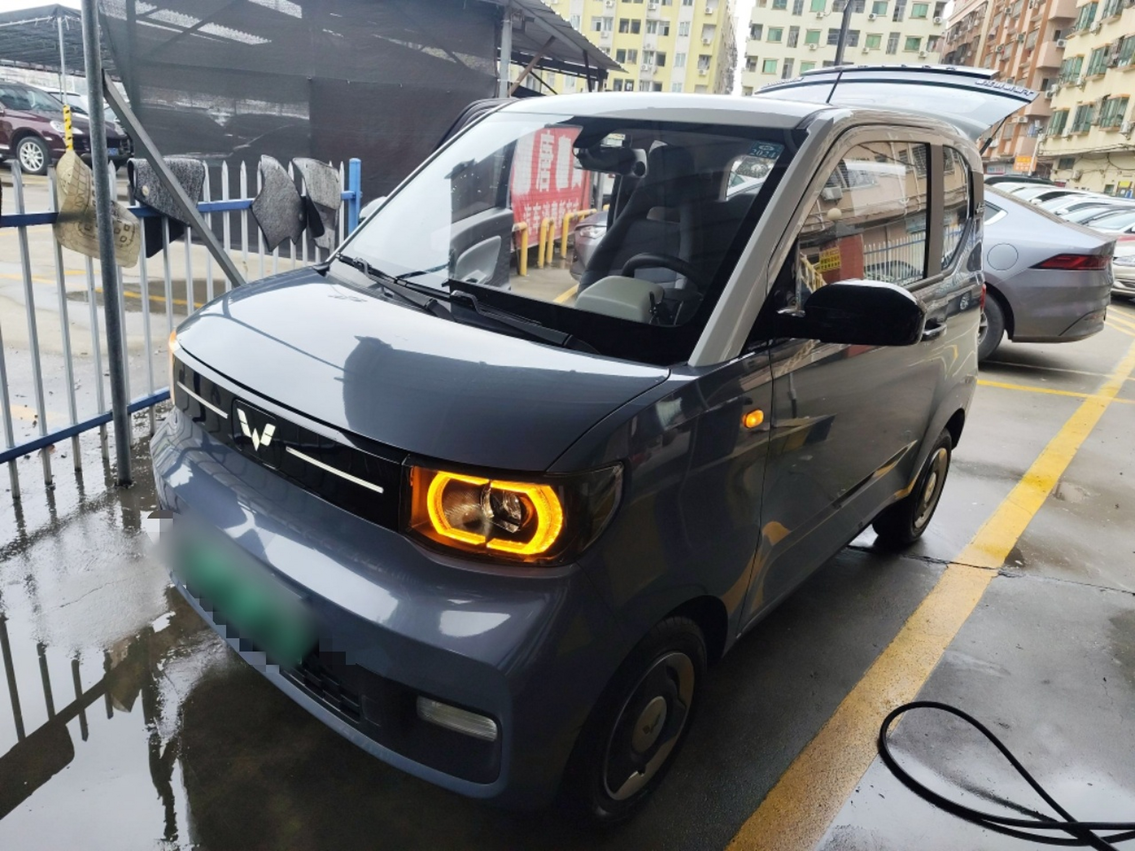 تحت مقدمة السيارة