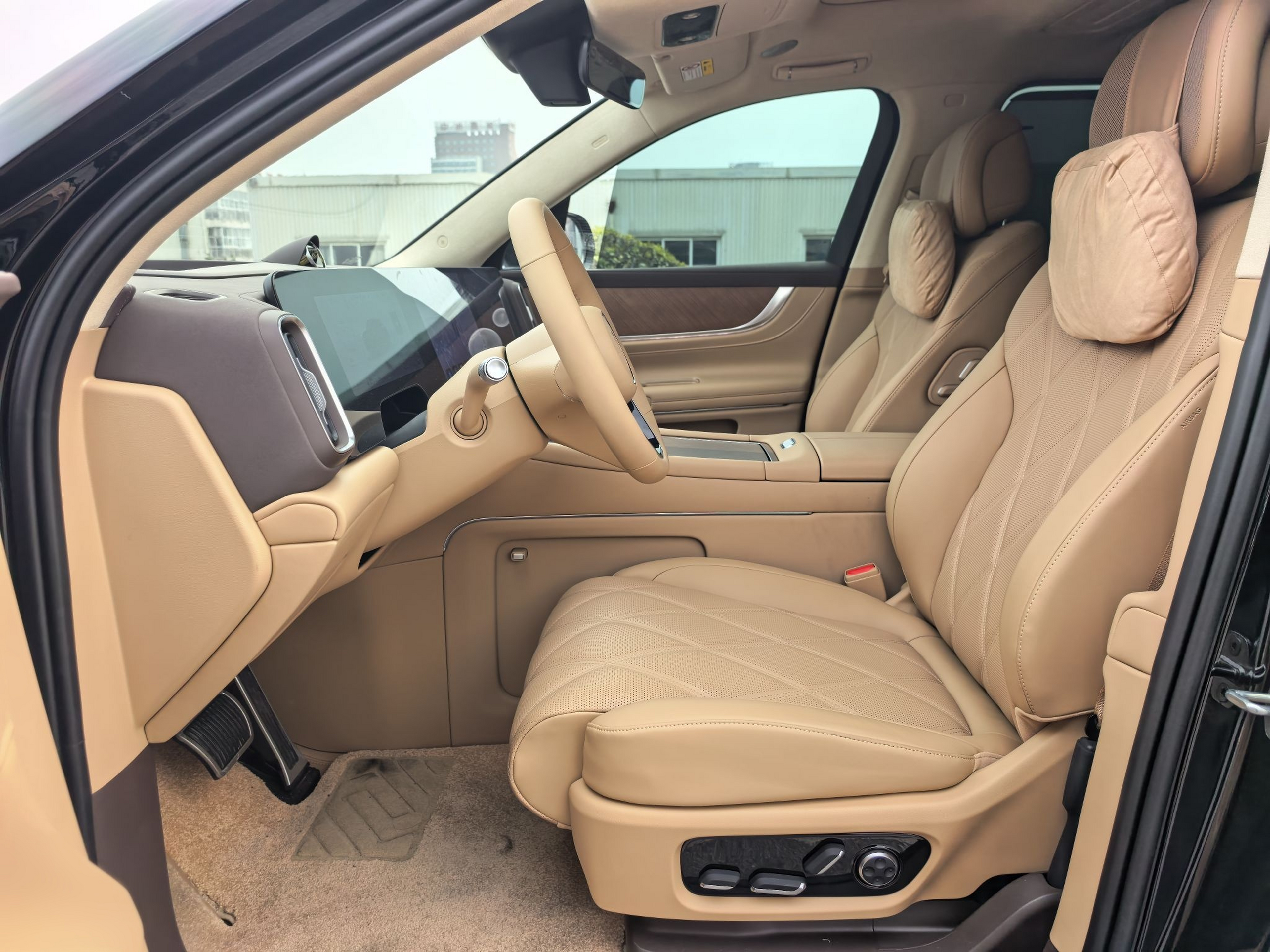 Переднее сиденье в автомобиле