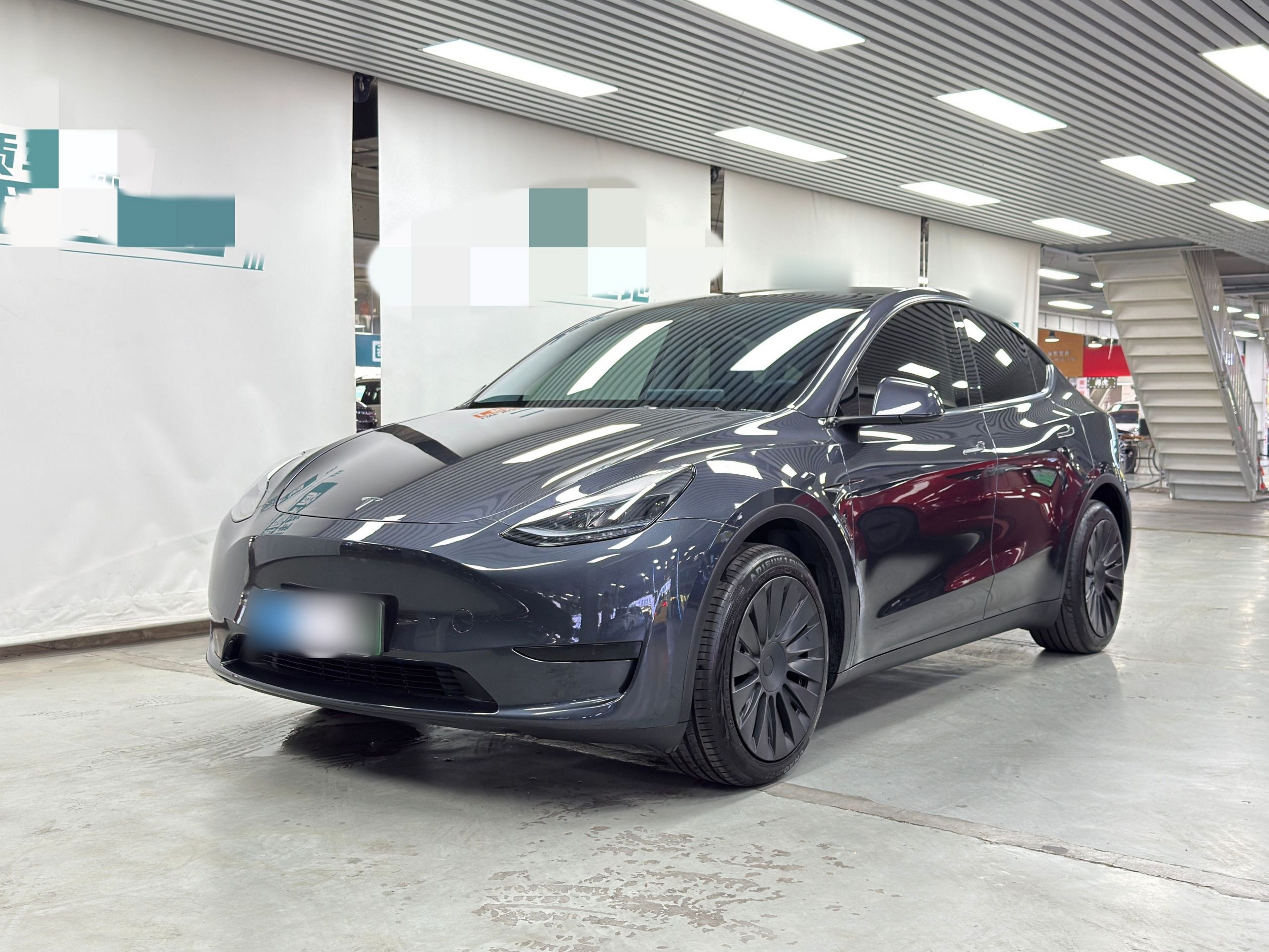 Под передней частью автомобиля