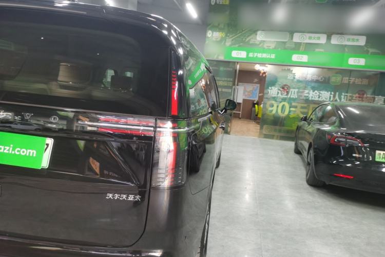 Used Volvo EM90 2025 Ultra Six-Seater
