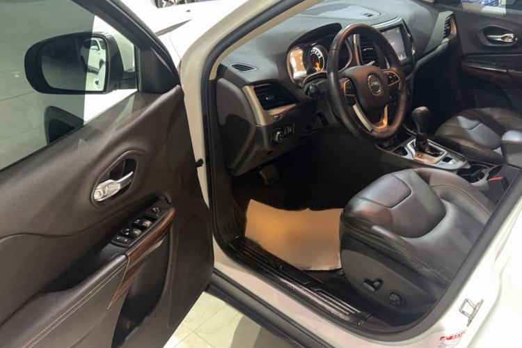 Used  Cherokee 2016 2.0L Superior Edition
