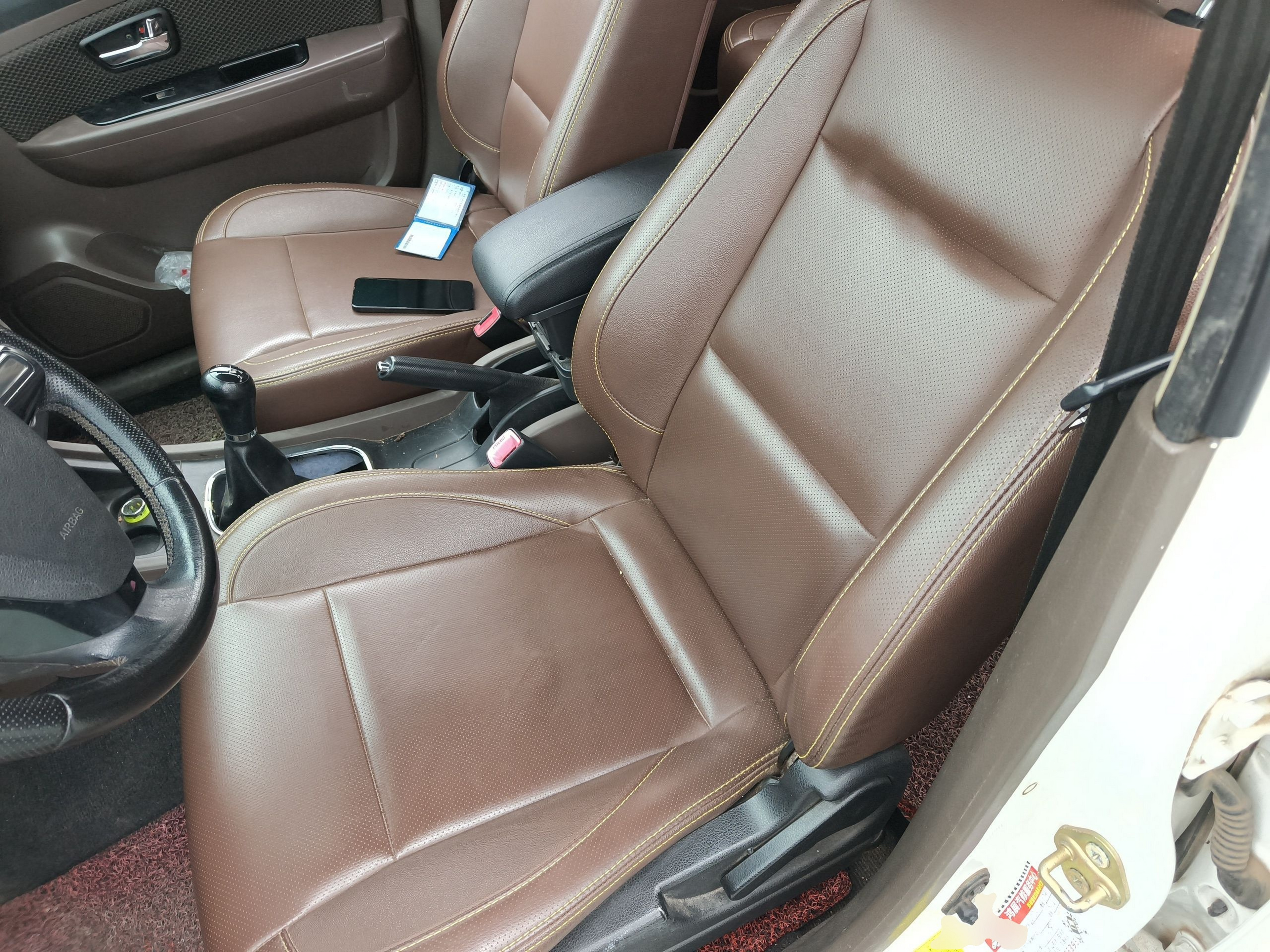 Переднее сиденье в автомобиле