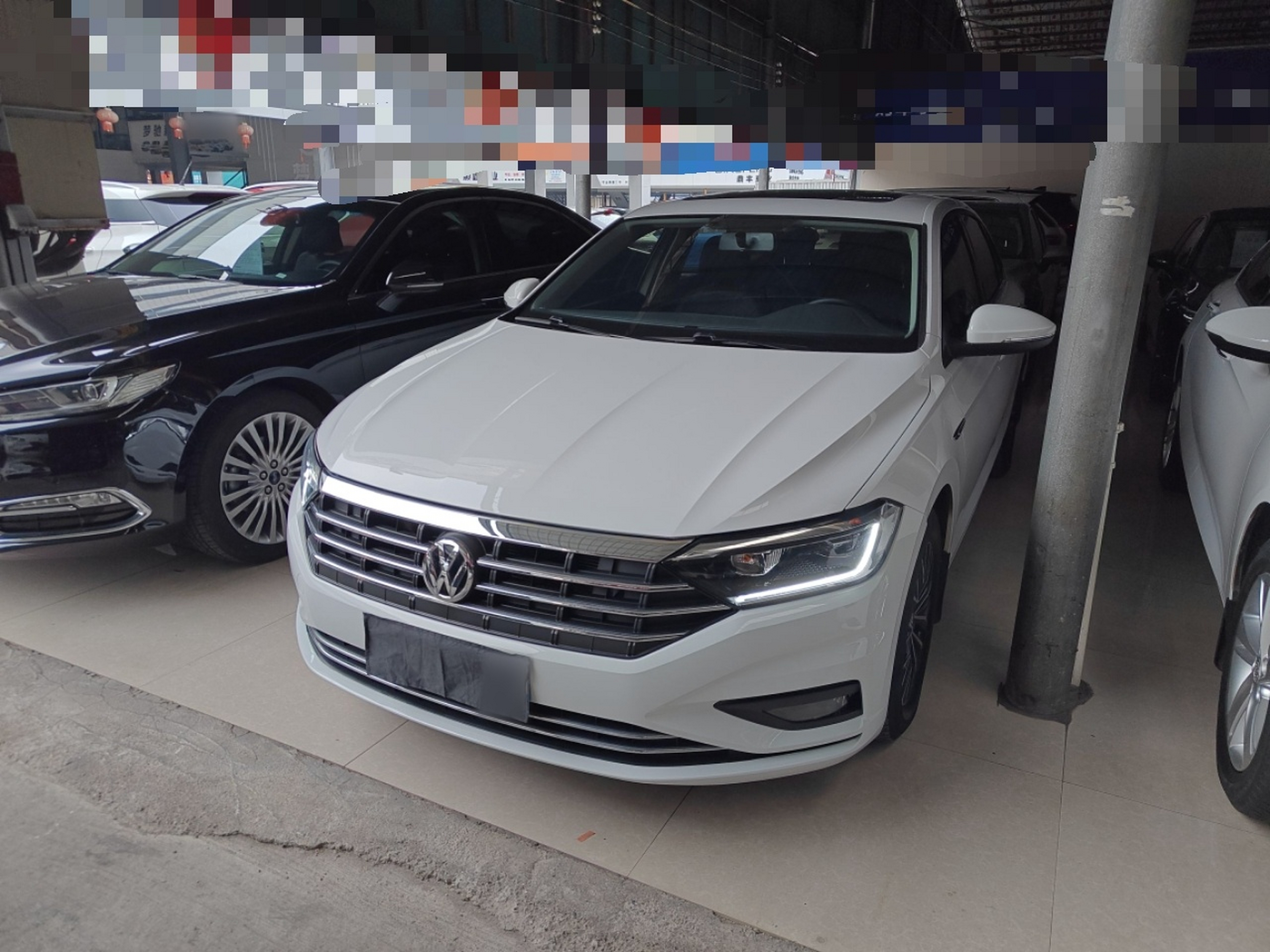 Под передней частью автомобиля