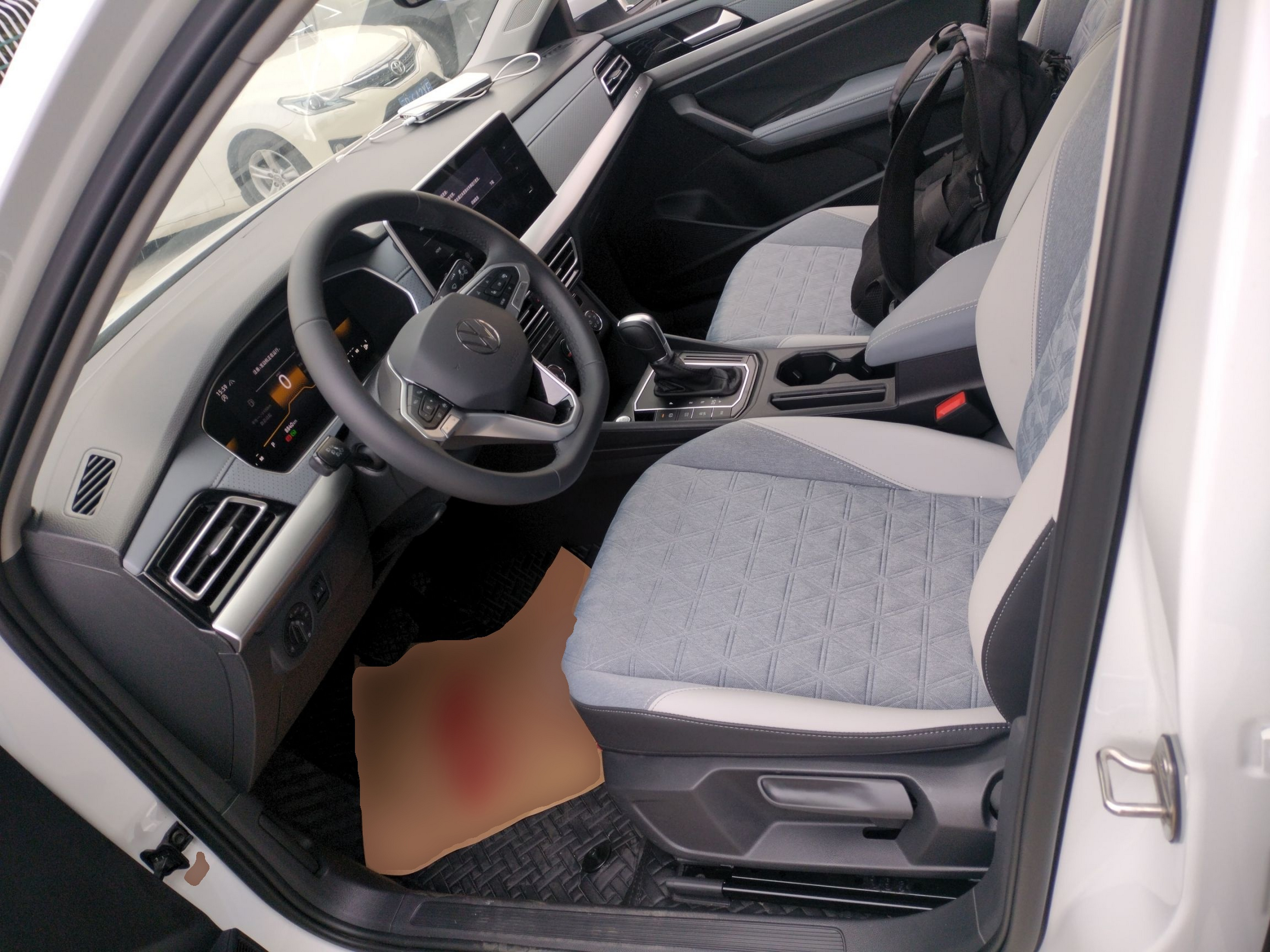 المقاعد الأمامية داخل السيارة