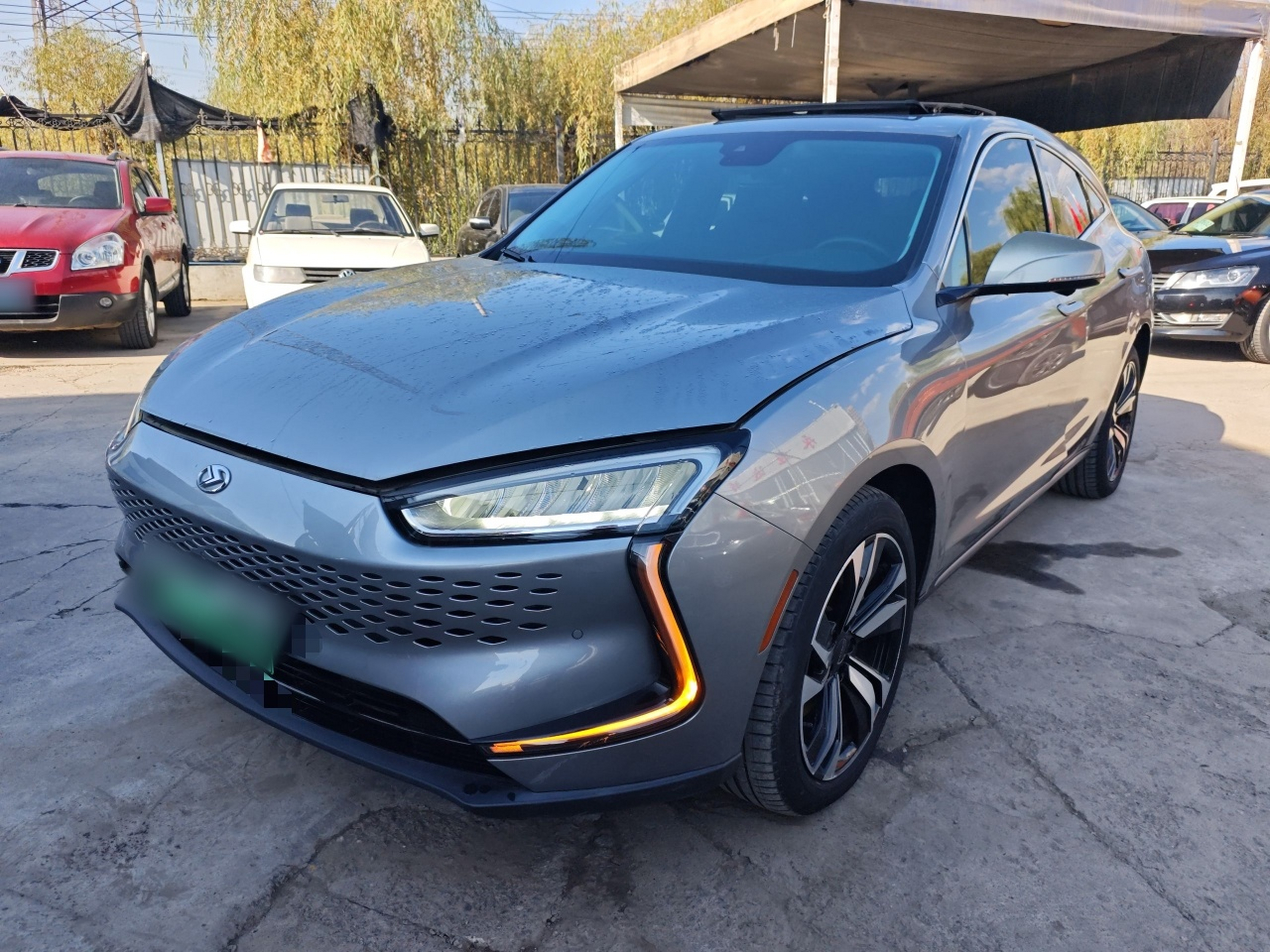 تحت مقدمة السيارة