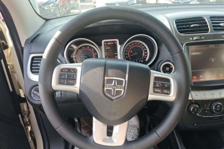 Used Dodge Journey 2013 2.4L Two-Wheel Drive Luxury Version
