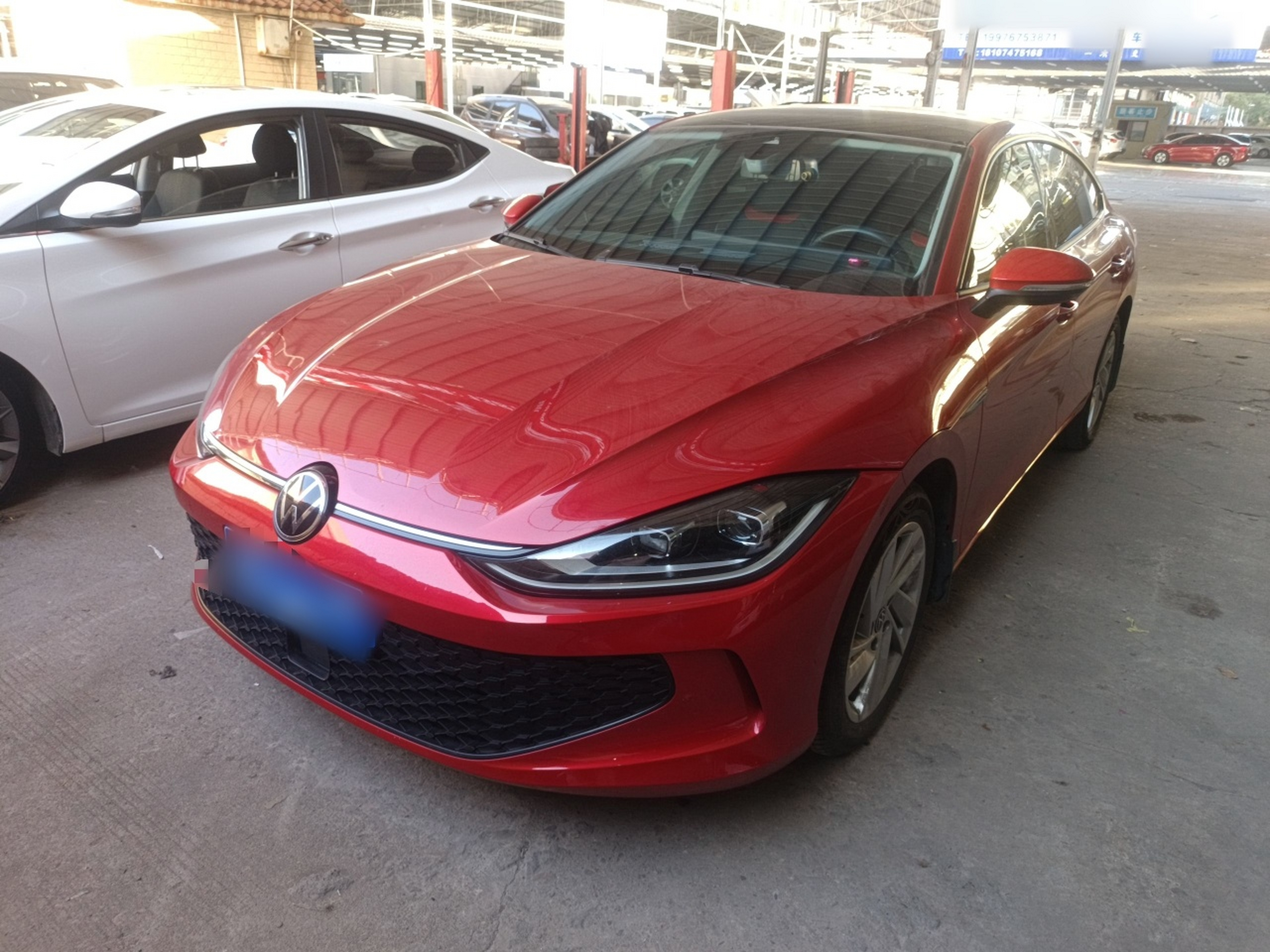 تحت مقدمة السيارة