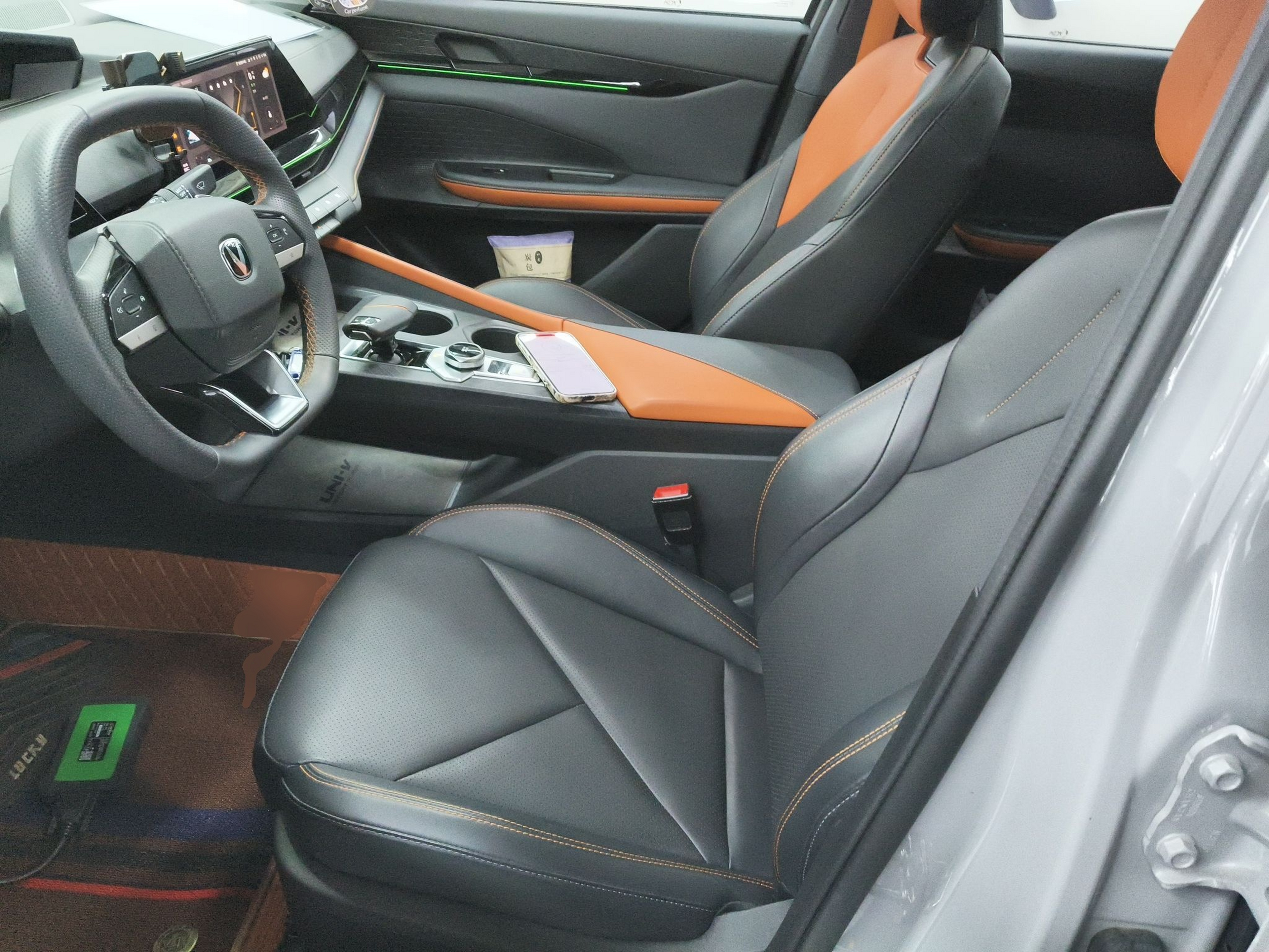 المقاعد الأمامية داخل السيارة