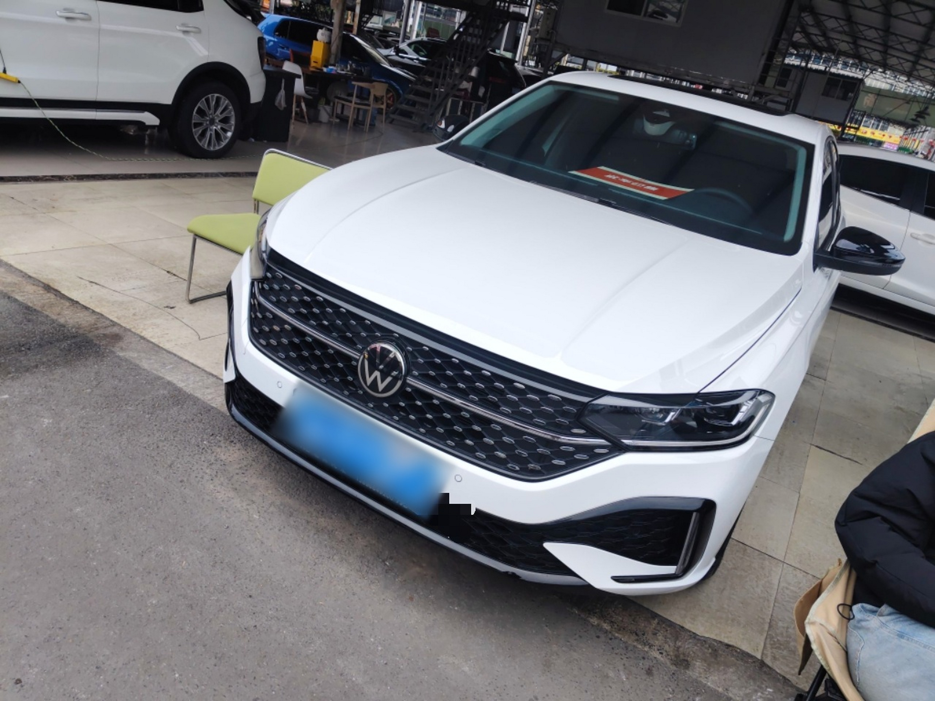 Под передней частью автомобиля