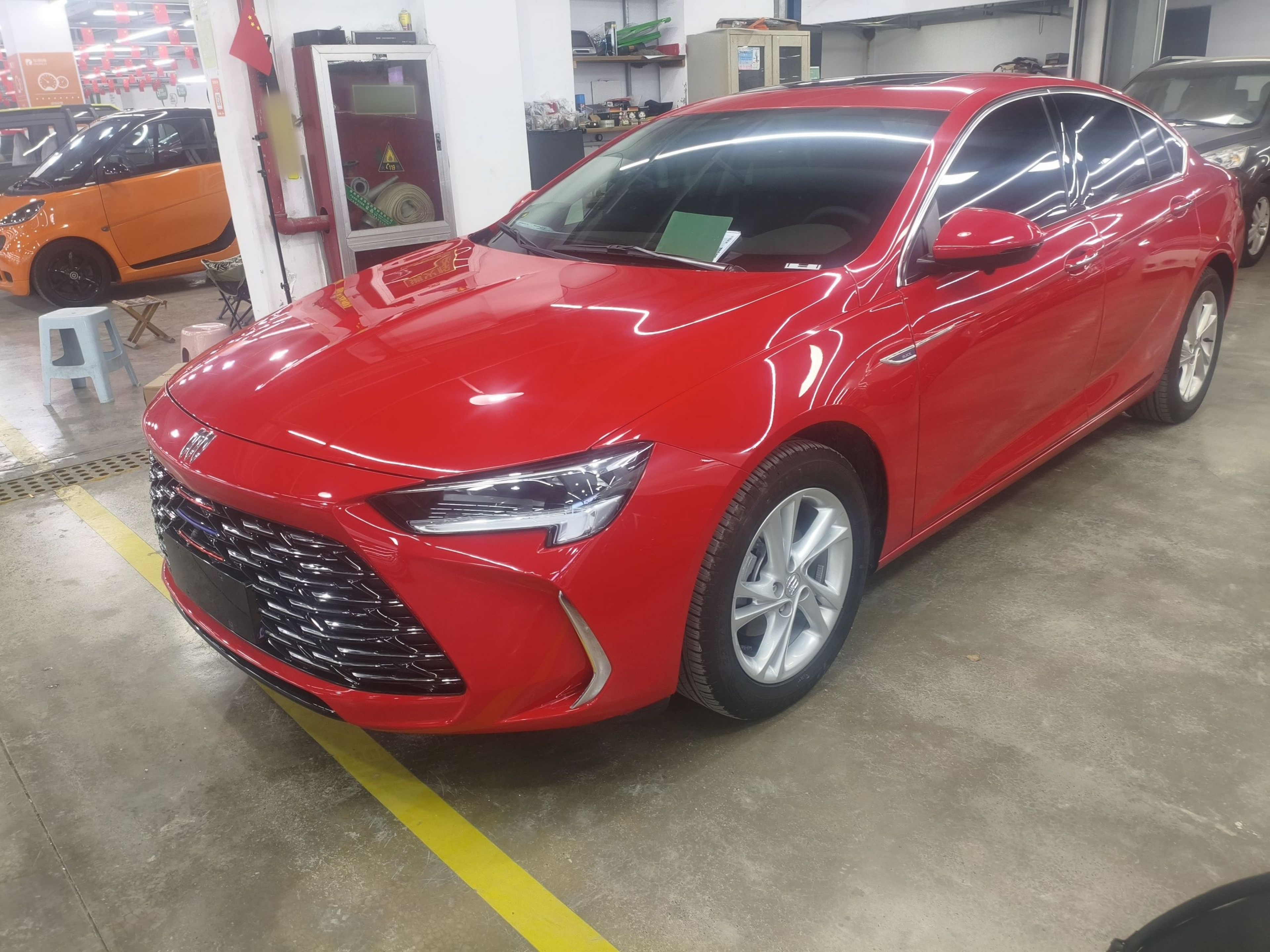 تحت مقدمة السيارة