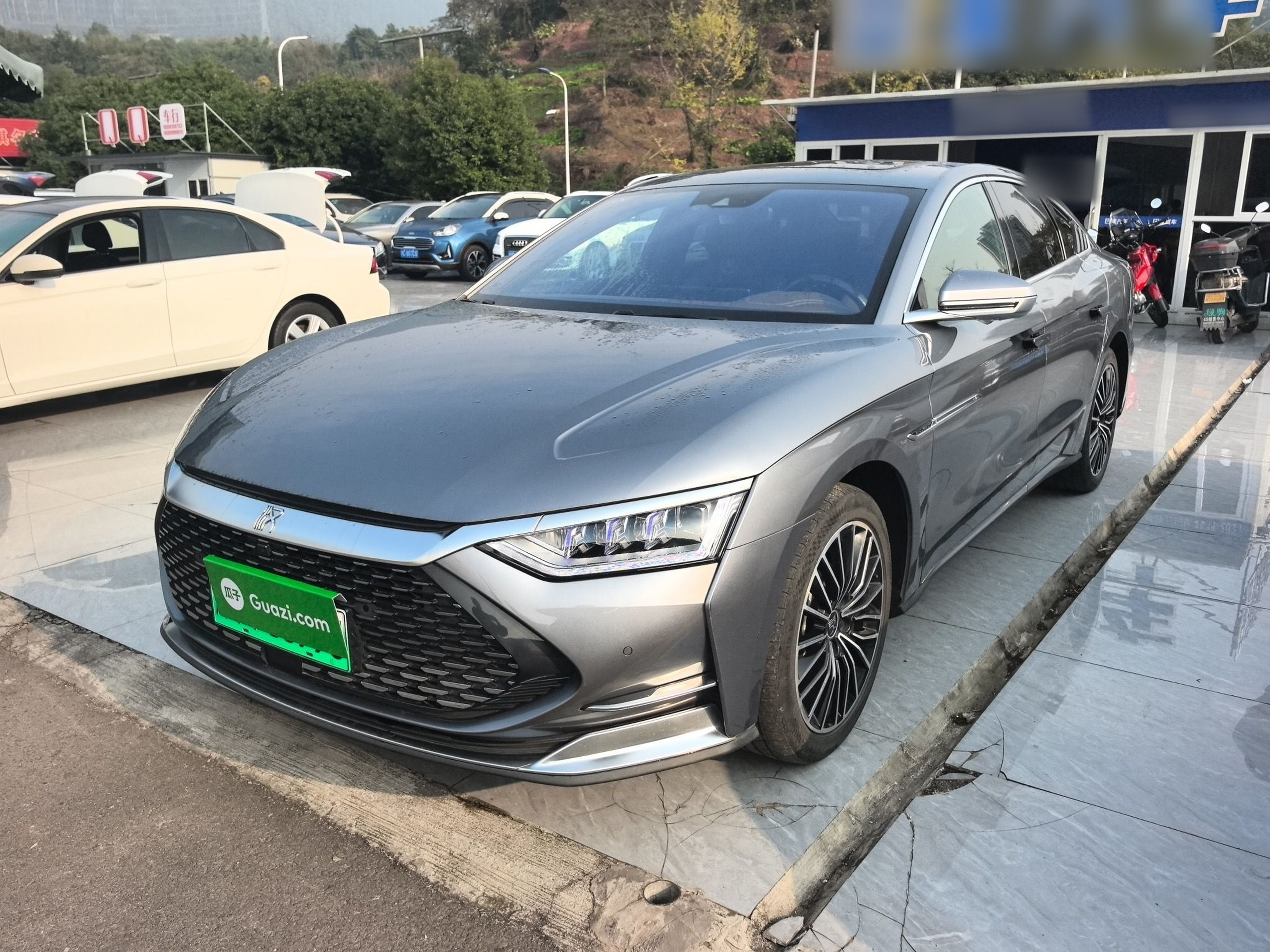 Под передней частью автомобиля